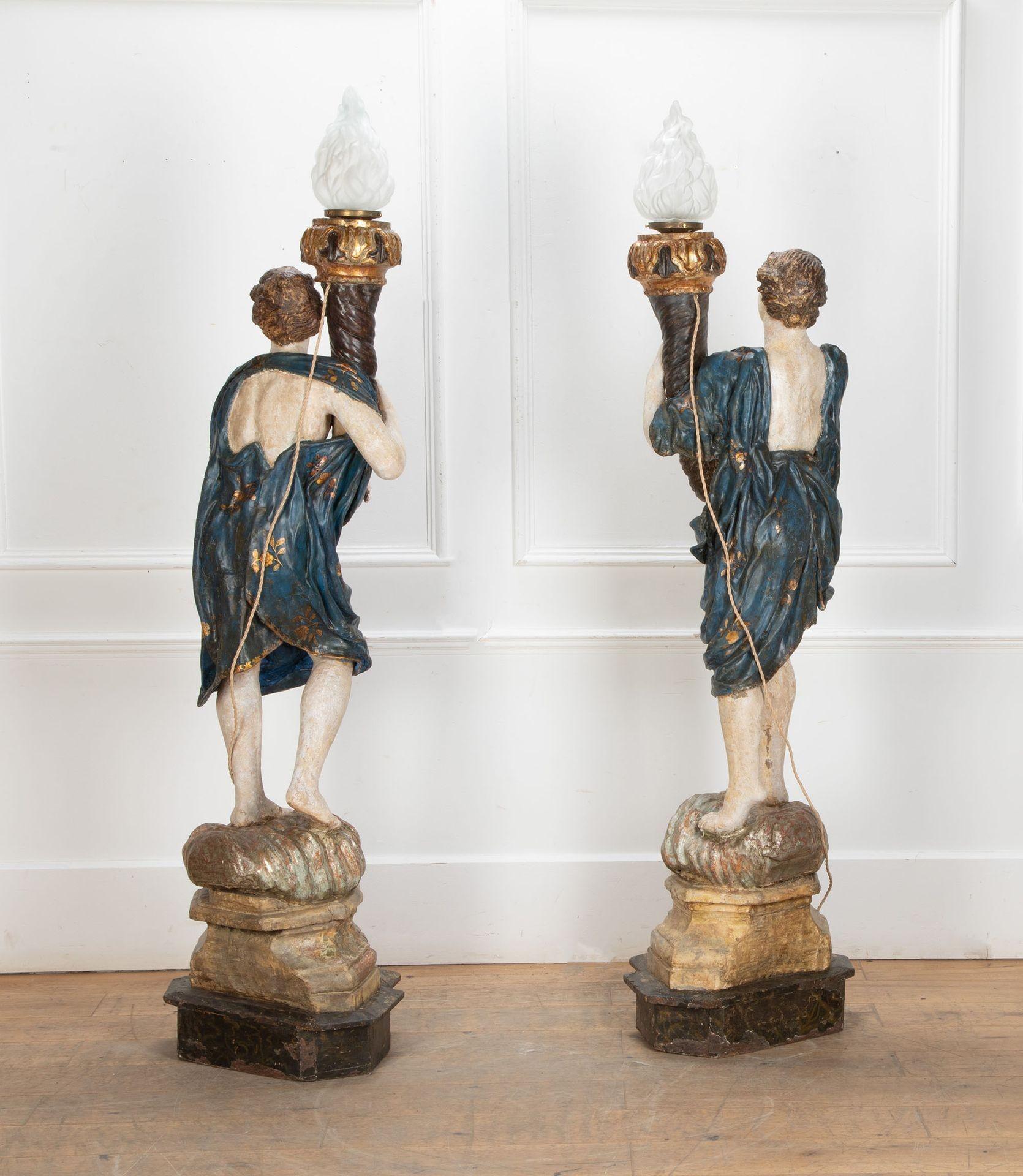 Sculpté Paire de grands lampadaires italiens torchères polychromes du 17ème siècle en vente