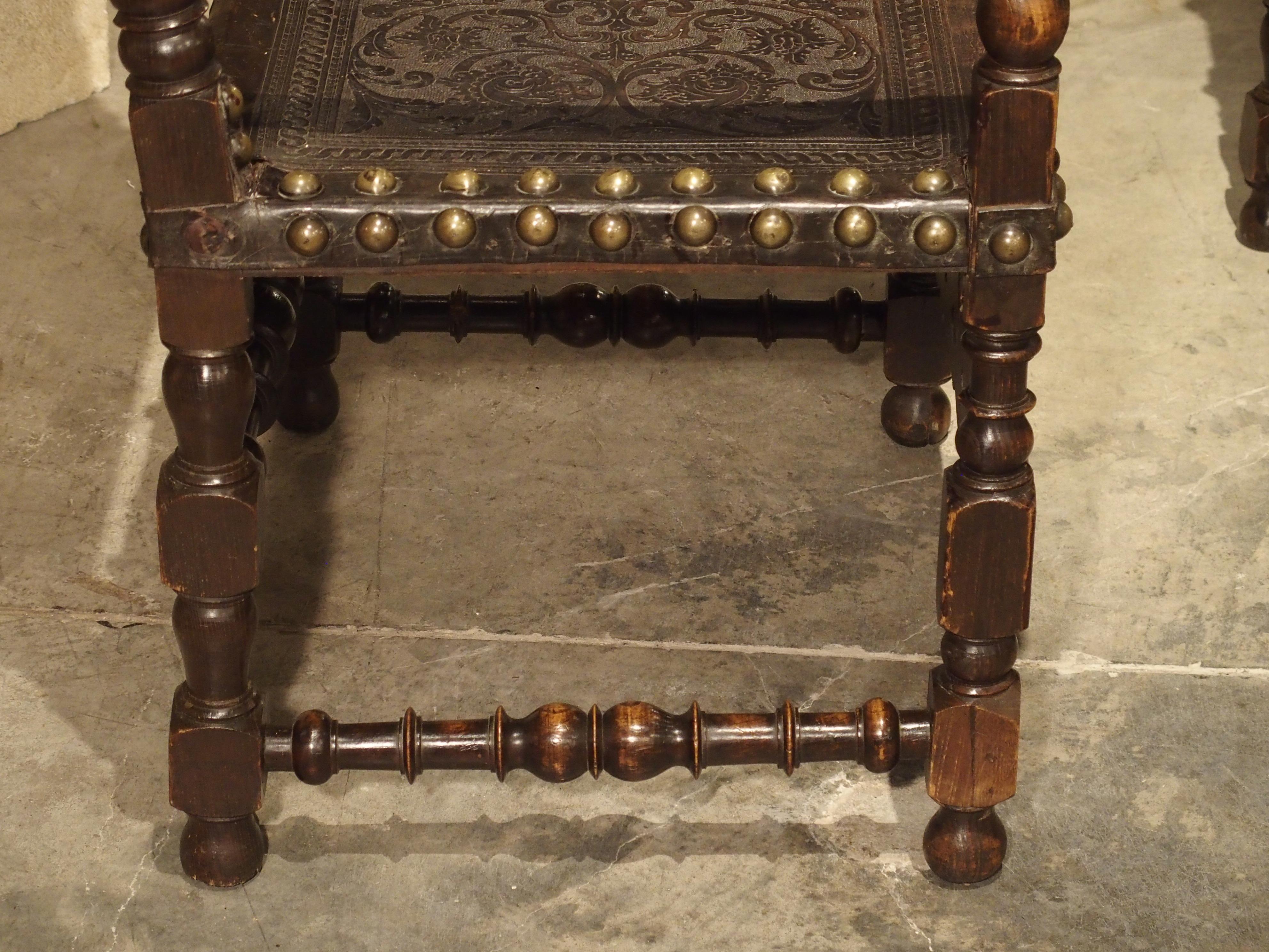 Paire de grands fauteuils en chêne et cuir truffé du XVIIe siècle:: Espagne 3