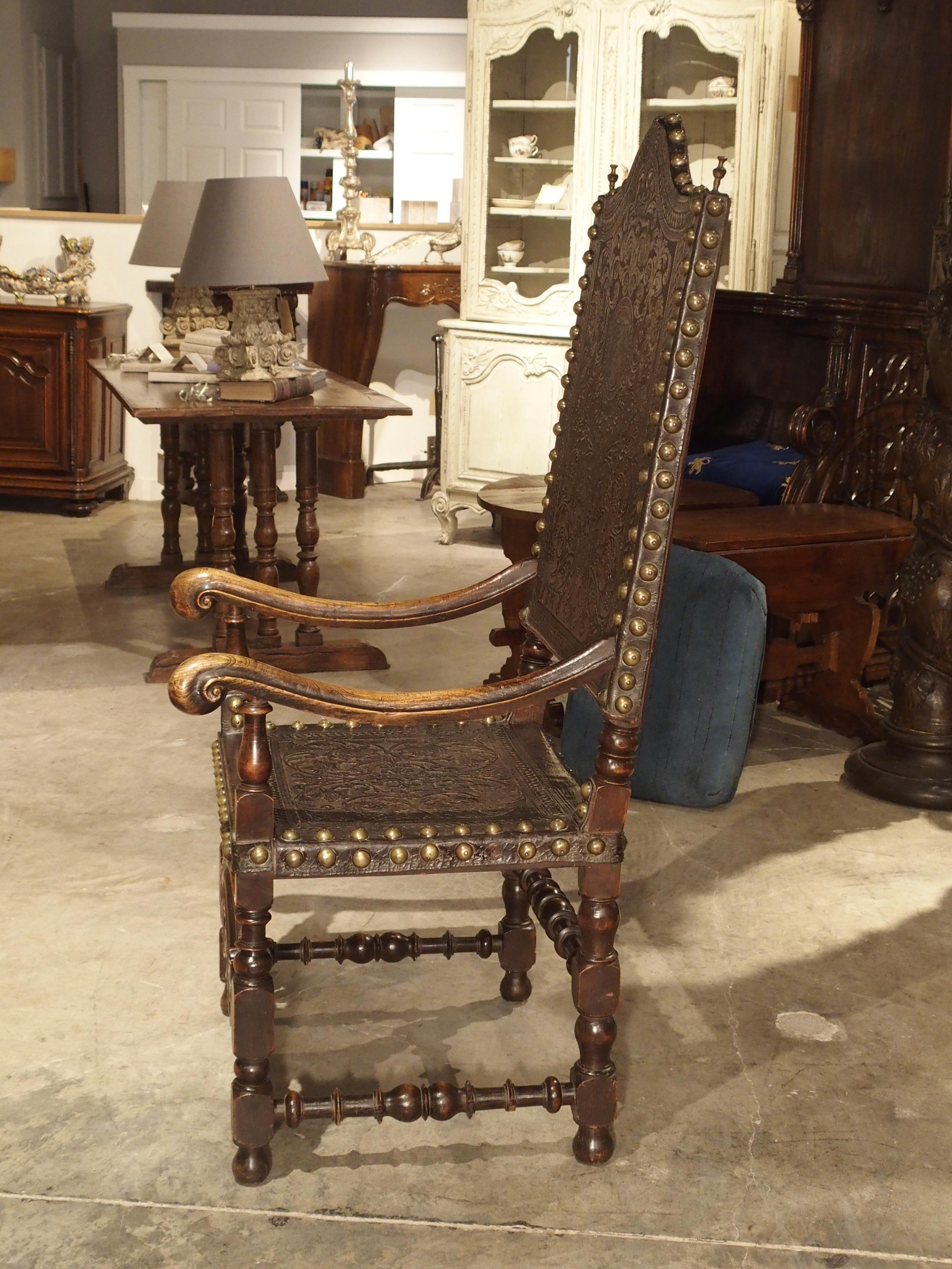 Paire de grands fauteuils en chêne et cuir truffé du XVIIe siècle:: Espagne 4