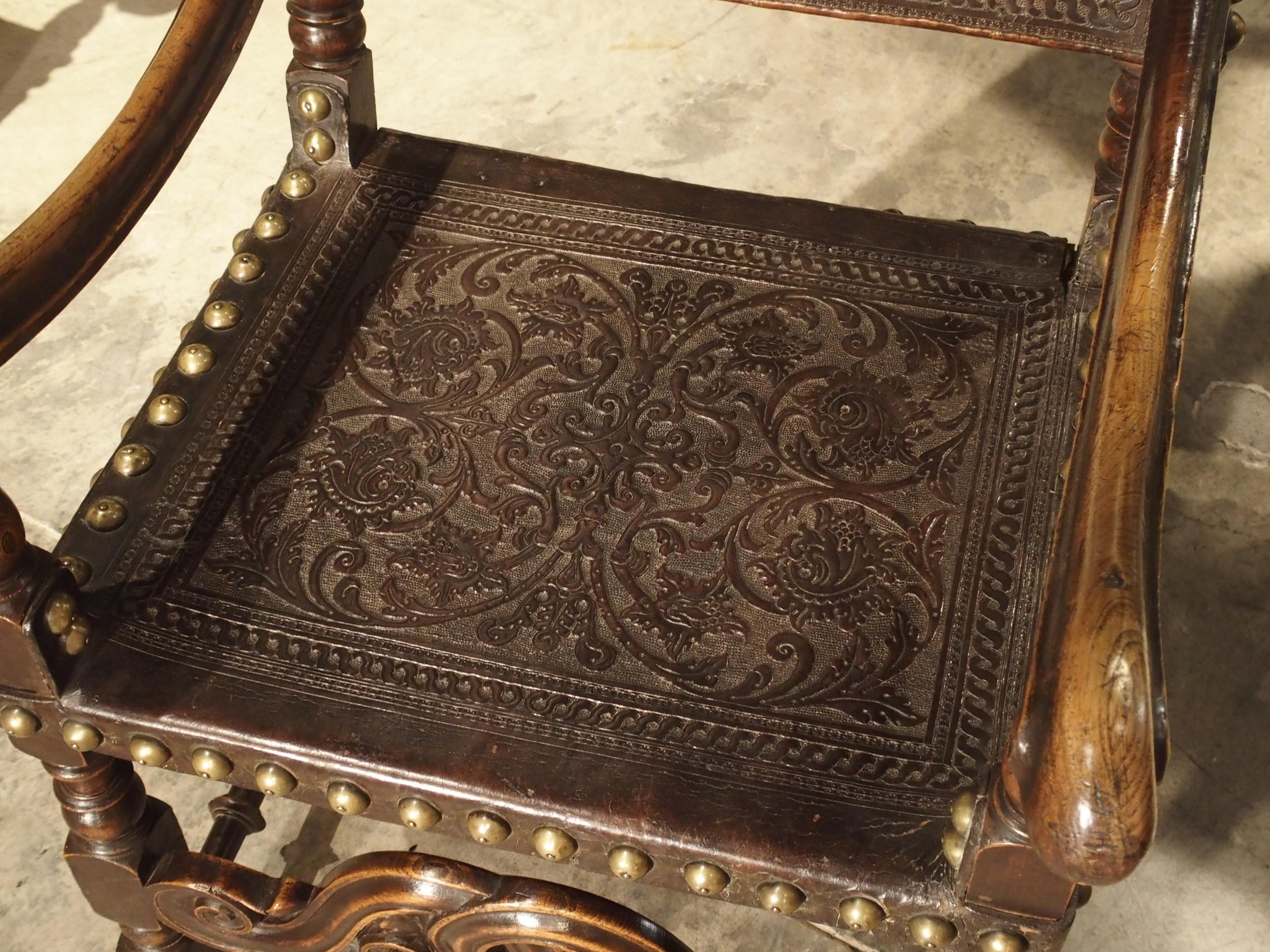 Paire de grands fauteuils en chêne et cuir truffé du XVIIe siècle:: Espagne 6
