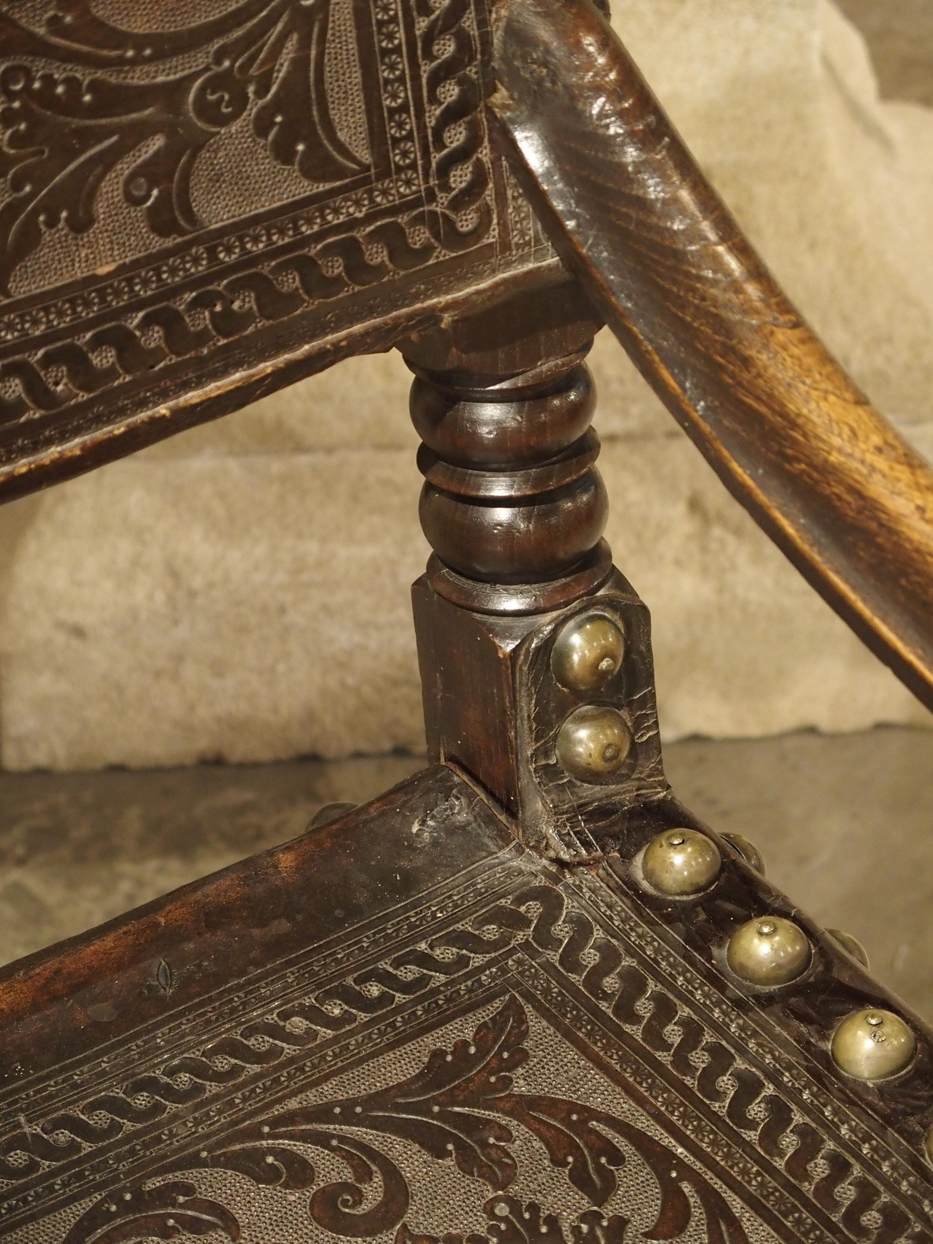 Paire de grands fauteuils en chêne et cuir truffé du XVIIe siècle:: Espagne 7