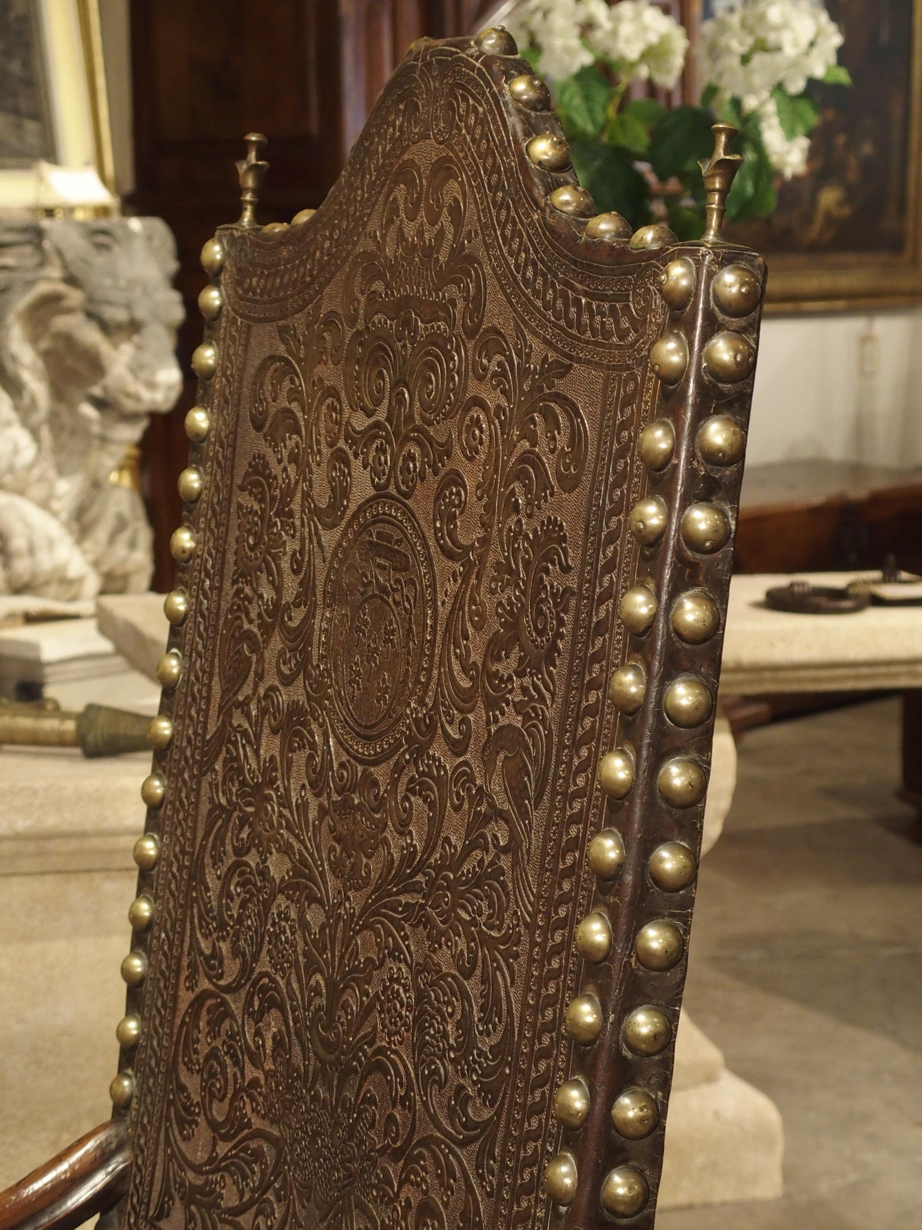 Produite en Espagne à la fin de la Renaissance (années 1600):: cette paire de grands fauteuils en chêne et en cuir est parfois qualifiée de 