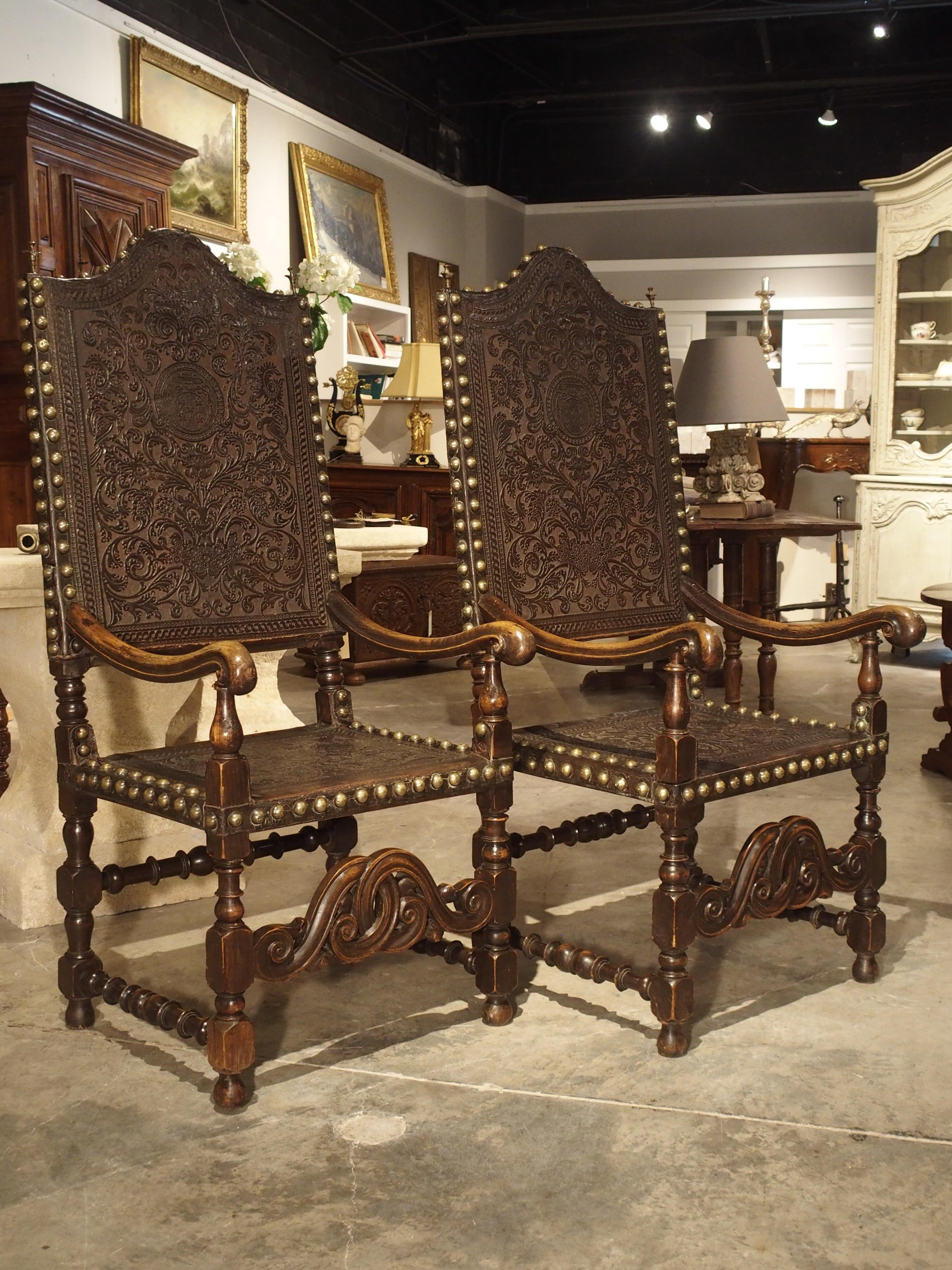 Renaissance Paire de grands fauteuils en chêne et cuir truffé du XVIIe siècle:: Espagne