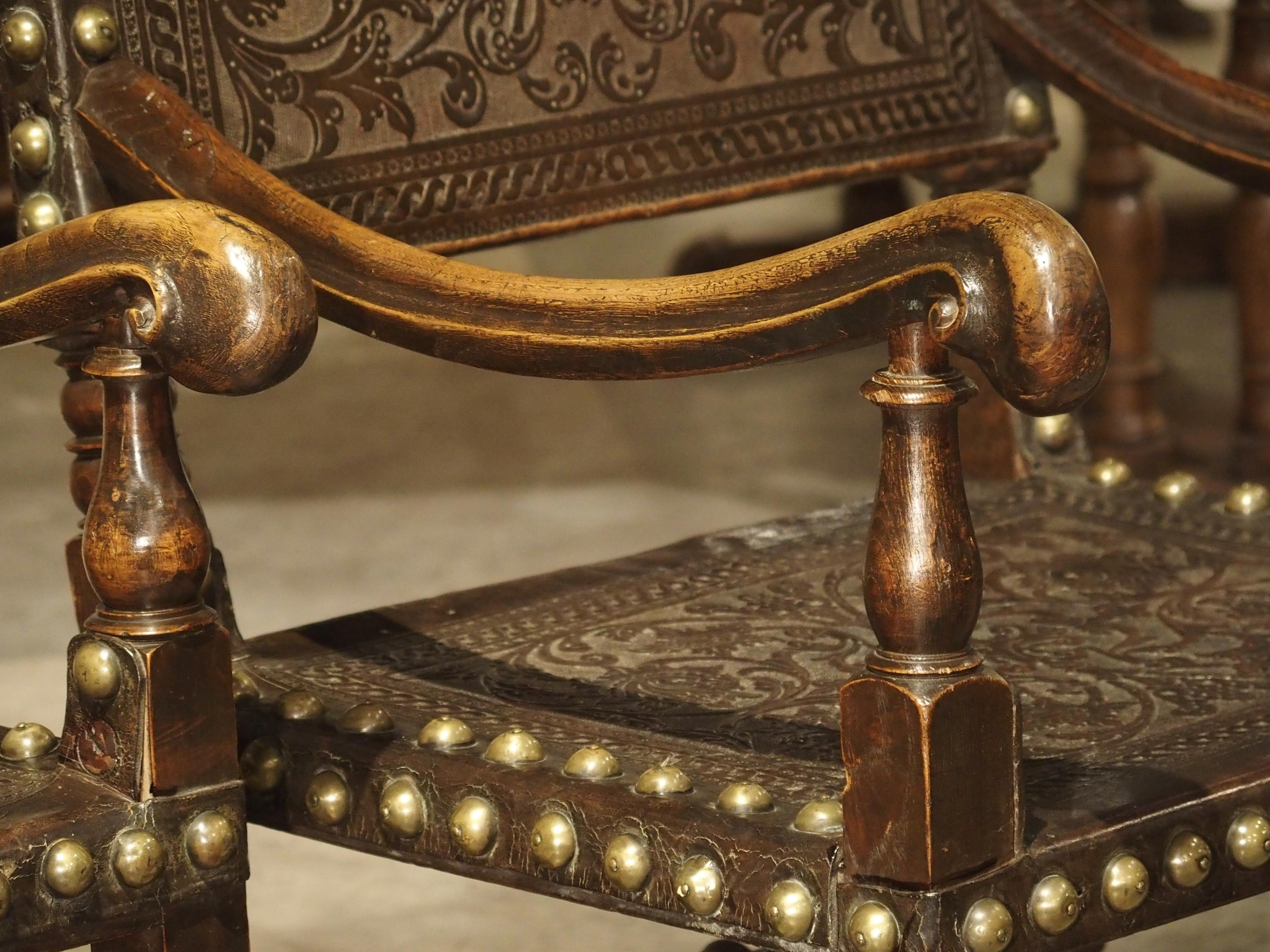Sculpté Paire de grands fauteuils en chêne et cuir truffé du XVIIe siècle:: Espagne