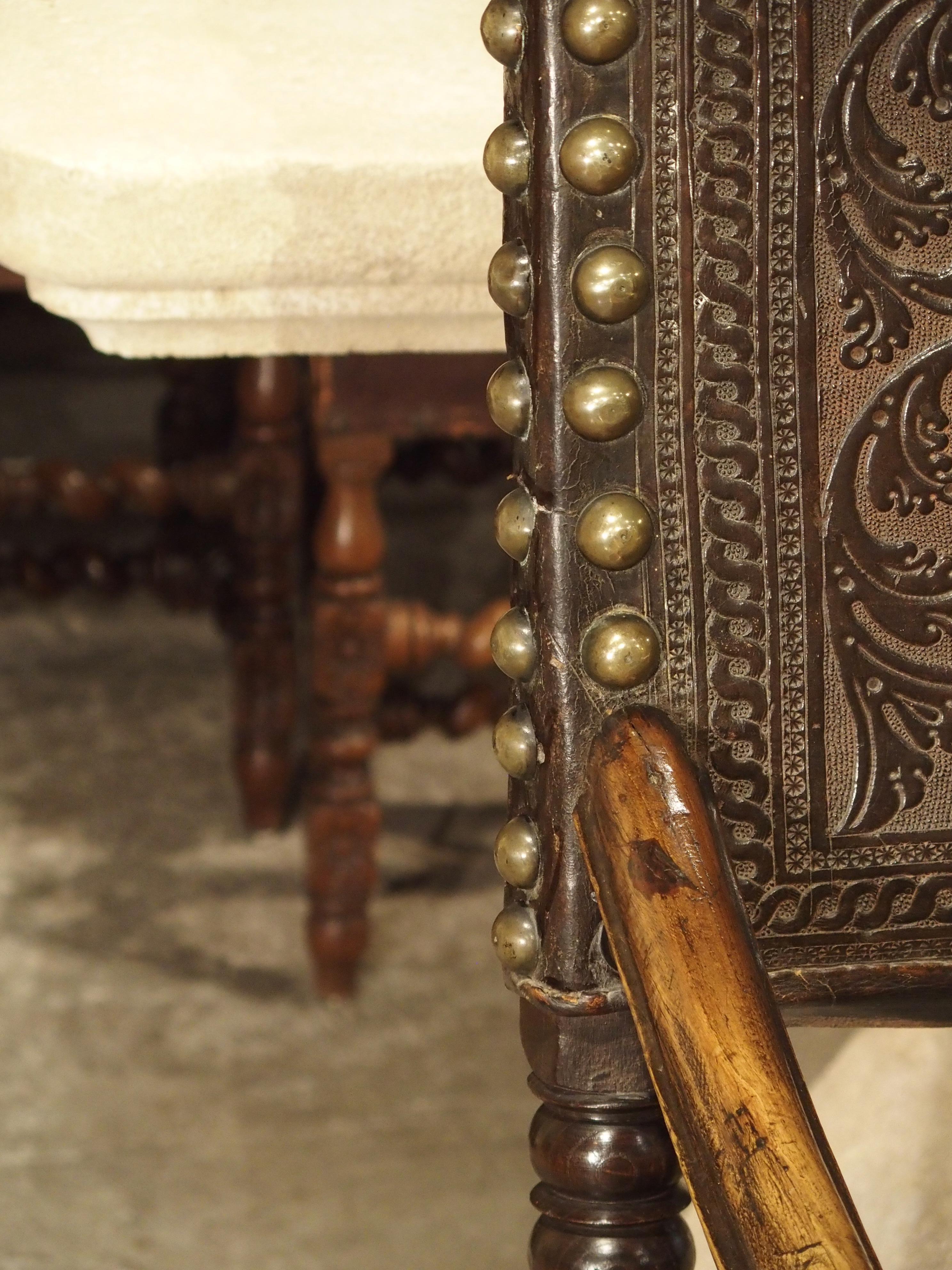 XVIIIe siècle et antérieur Paire de grands fauteuils en chêne et cuir truffé du XVIIe siècle:: Espagne