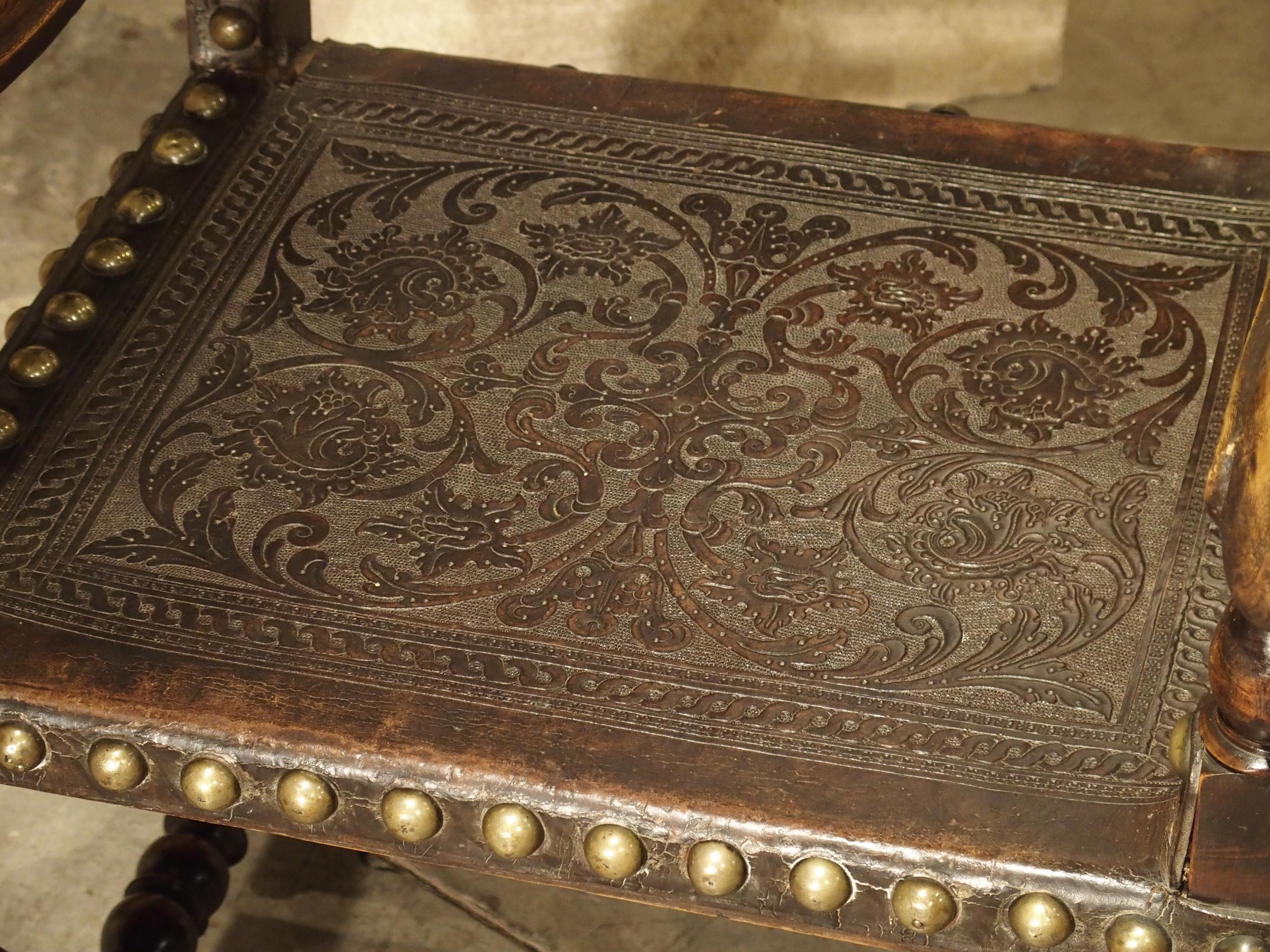 Cuir Paire de grands fauteuils en chêne et cuir truffé du XVIIe siècle:: Espagne