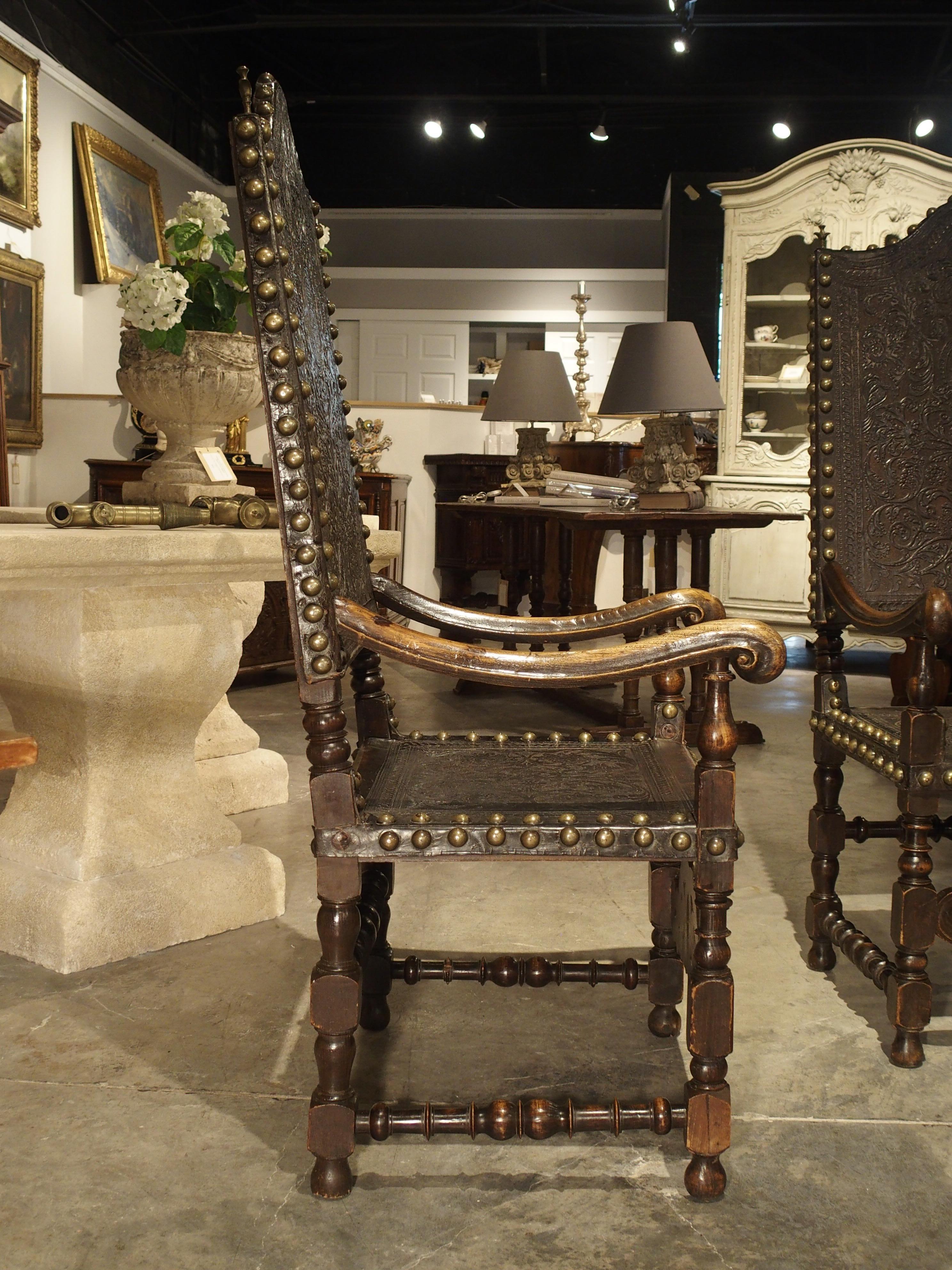 Paire de grands fauteuils en chêne et cuir truffé du XVIIe siècle:: Espagne 1