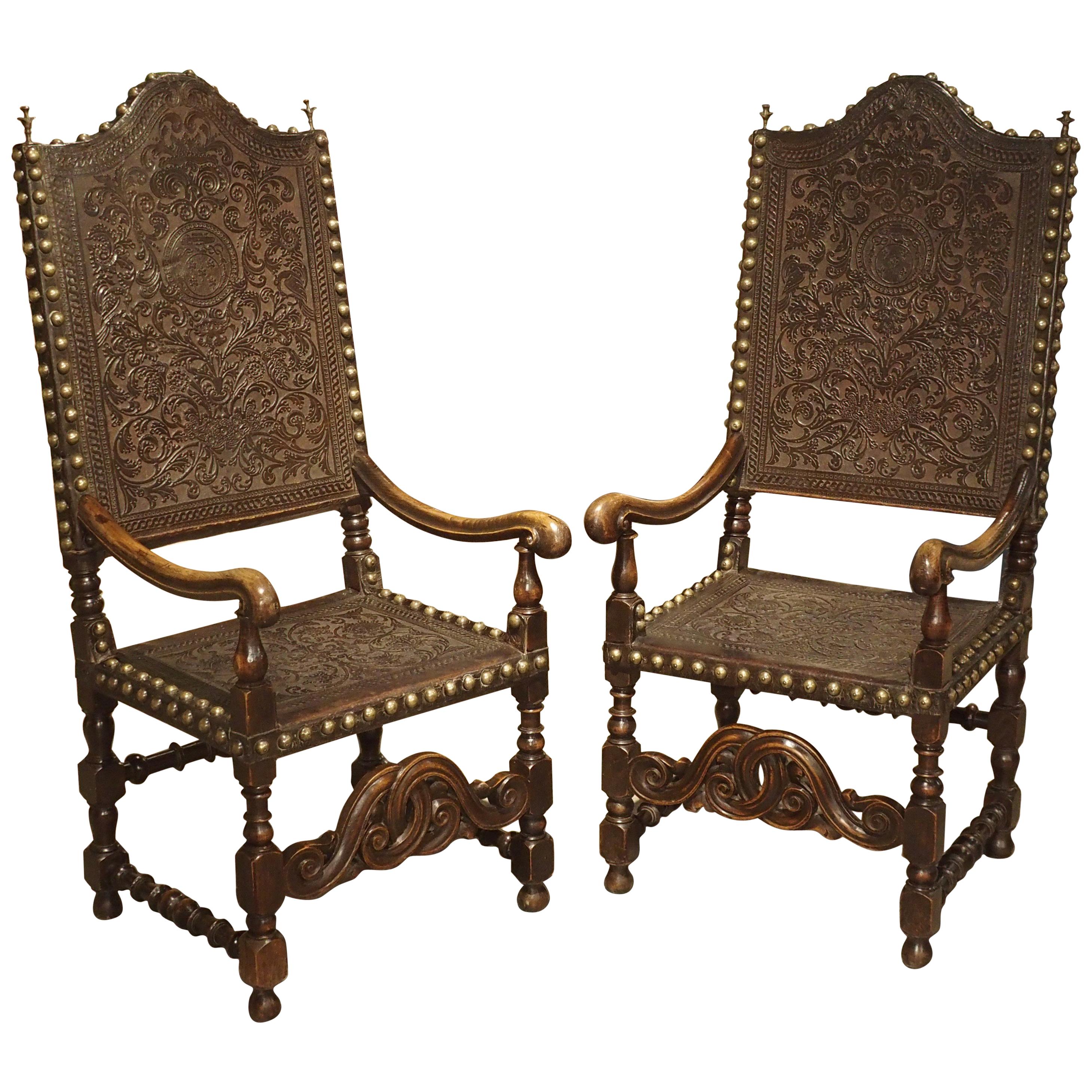 Paire de grands fauteuils en chêne et cuir truffé du XVIIe siècle:: Espagne