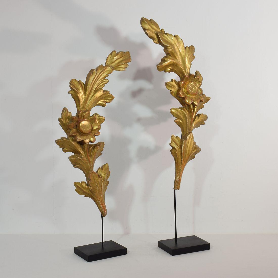 Pair of Large 18th Century Italian Carved Giltwood Baroque Ornaments In Good Condition In Buisson, FR