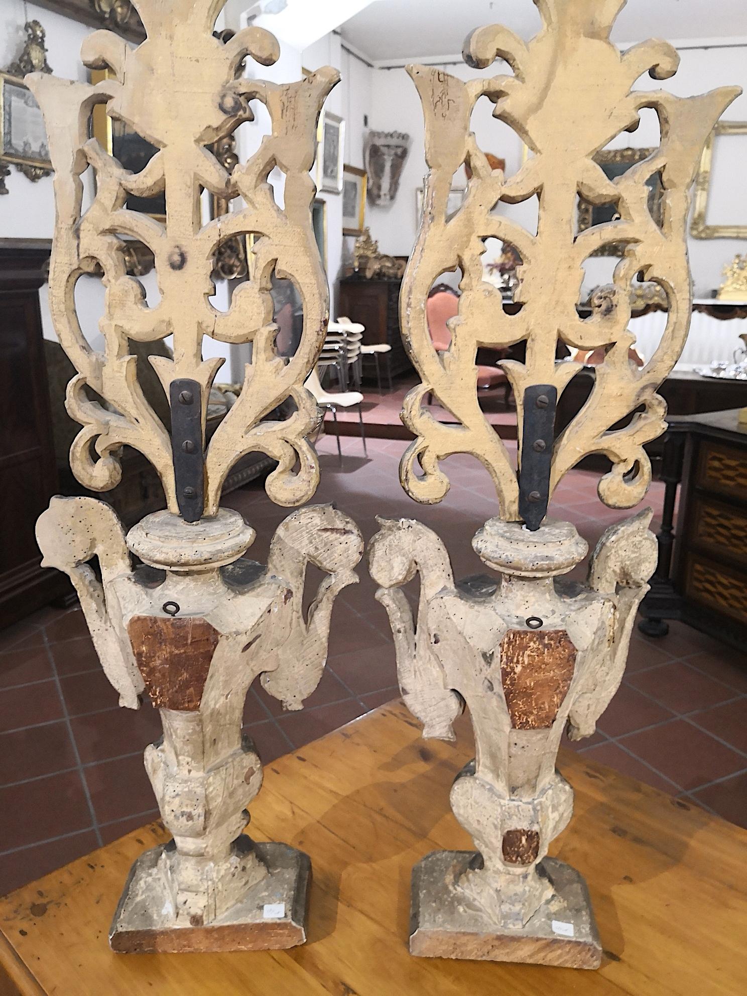 Paar großer italienischer Altarschmuck aus geschnitztem Holz und vergoldeten Paketen aus dem 18 2