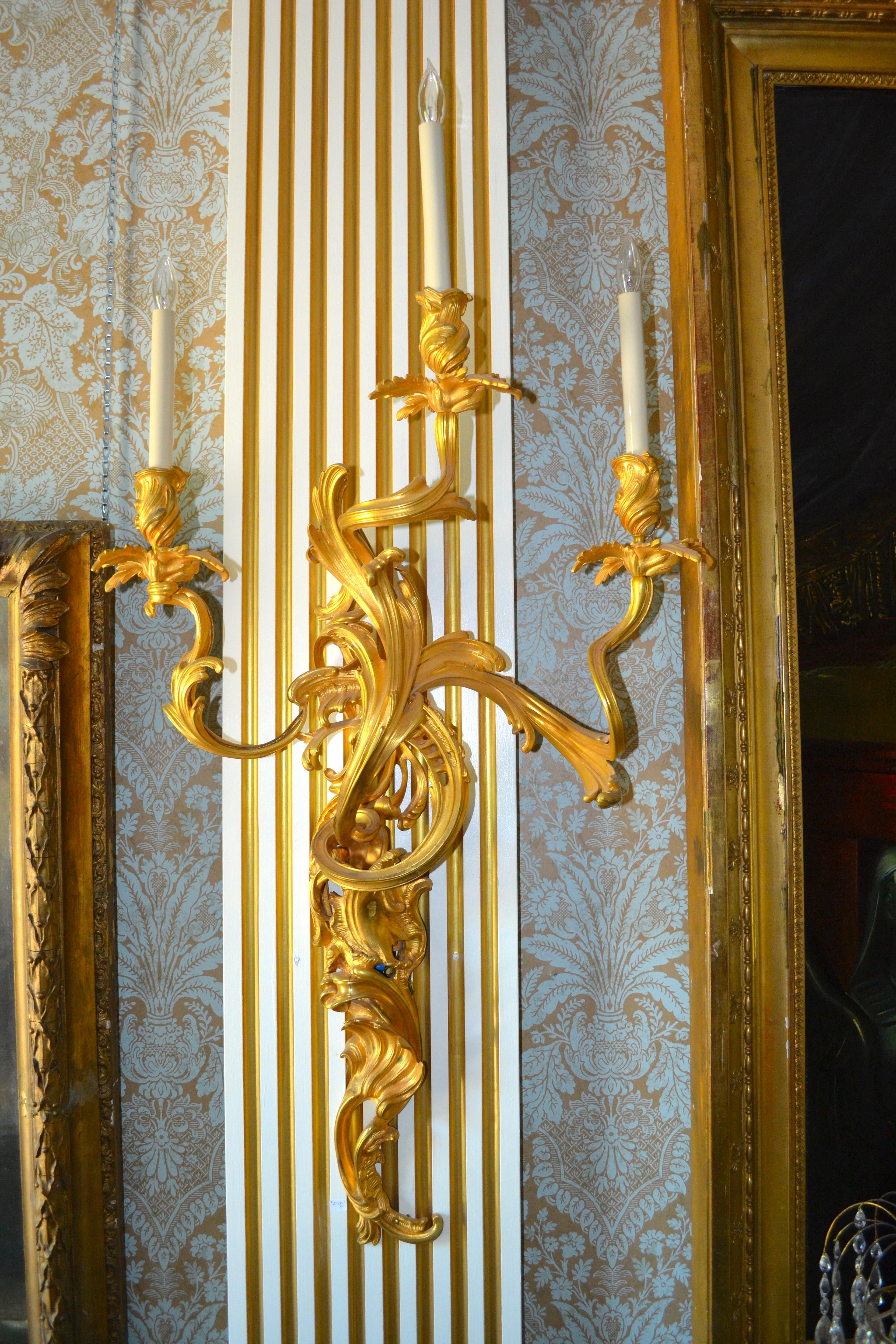 Paar große französische Wandleuchter aus vergoldeter Bronze im Louis-XV-Stil des 19. Jahrhunderts im Angebot 4