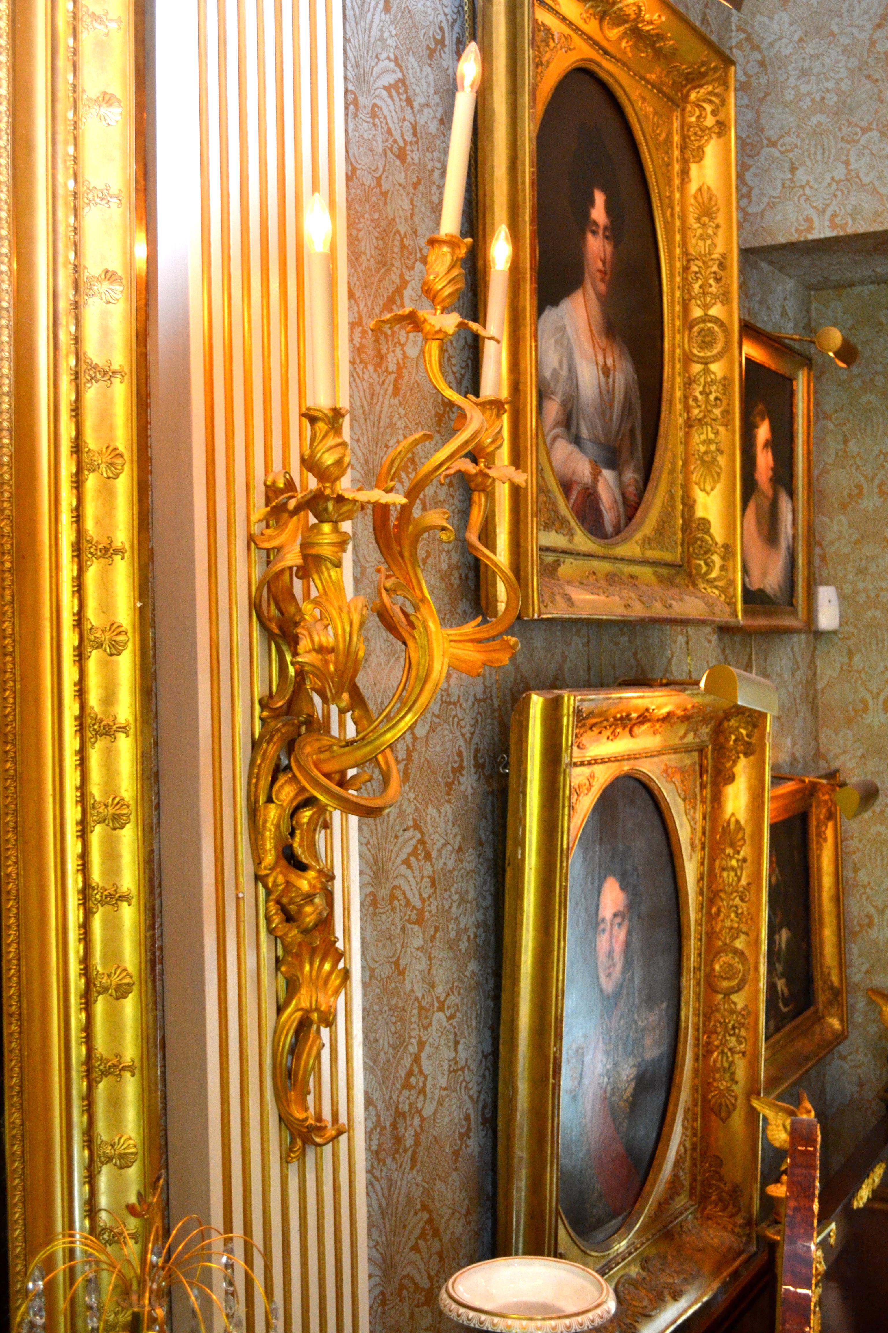 Paar große französische Wandleuchter aus vergoldeter Bronze im Louis-XV-Stil des 19. Jahrhunderts im Angebot 1