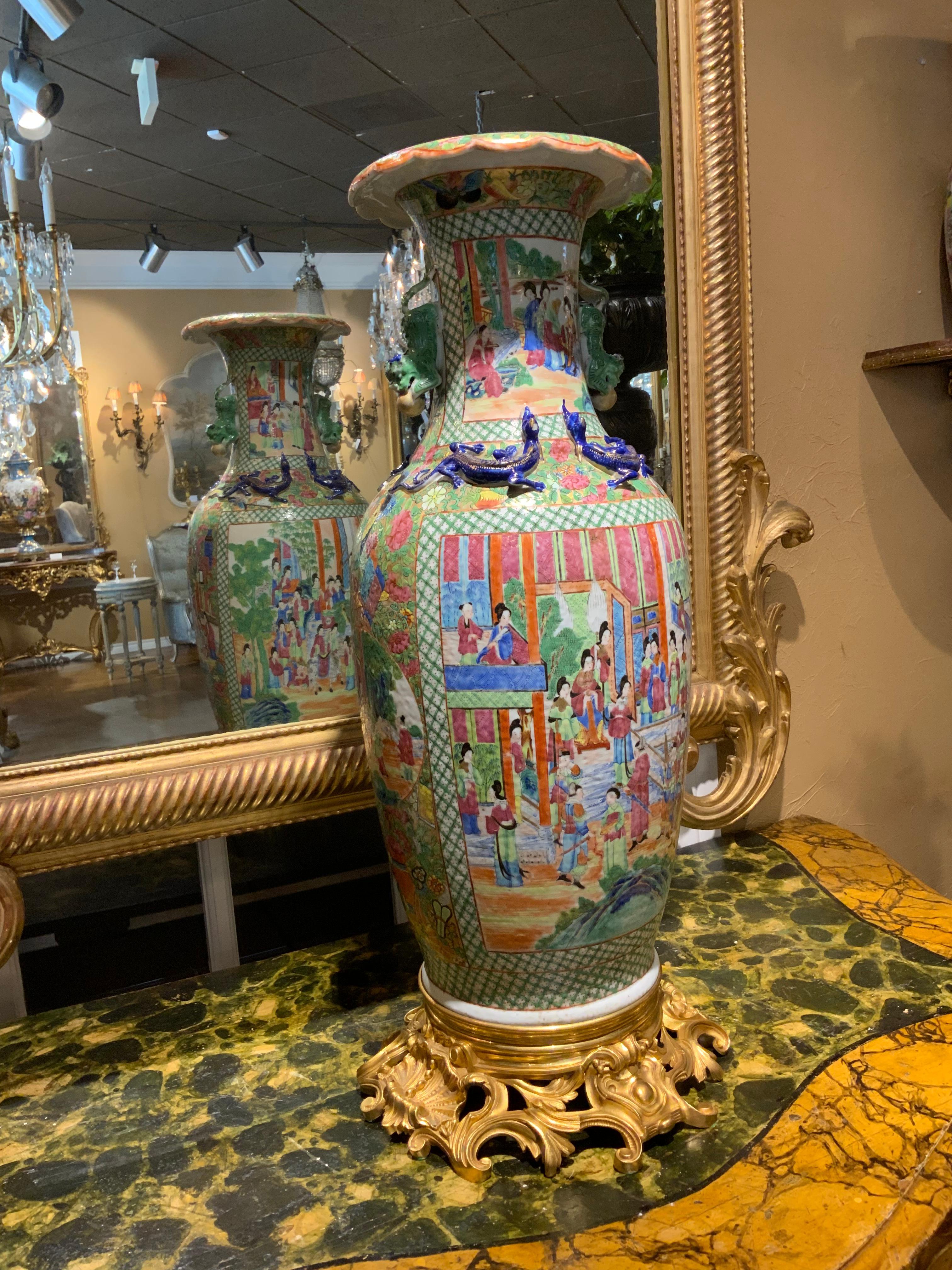 Paire de grands vases asiatiques à médaillons en forme de rose du 19ème siècle en vente 3