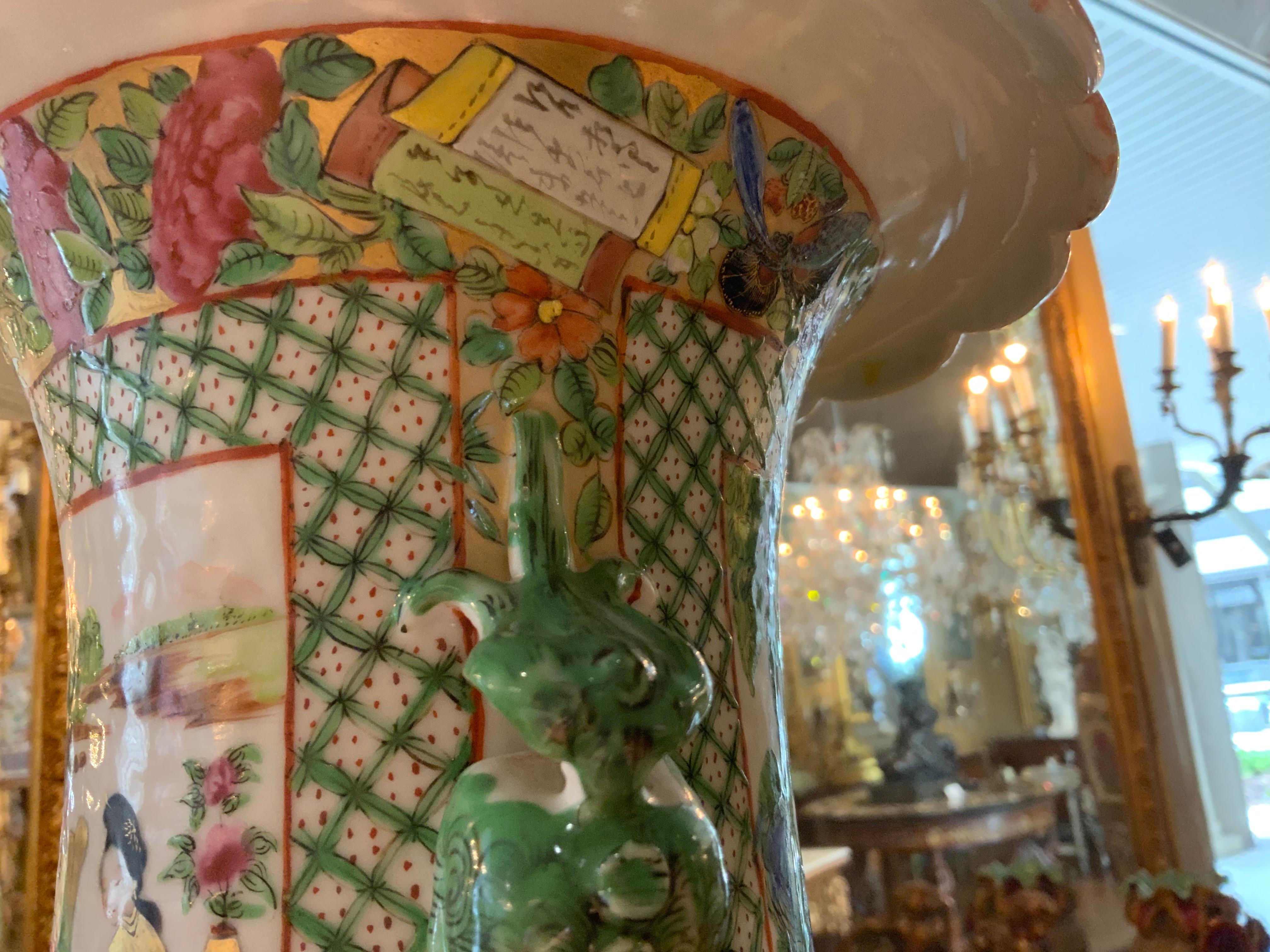 Paar große asiatische Rosenmedaillon-Vasen aus dem 19. Jahrhundert im Angebot 5