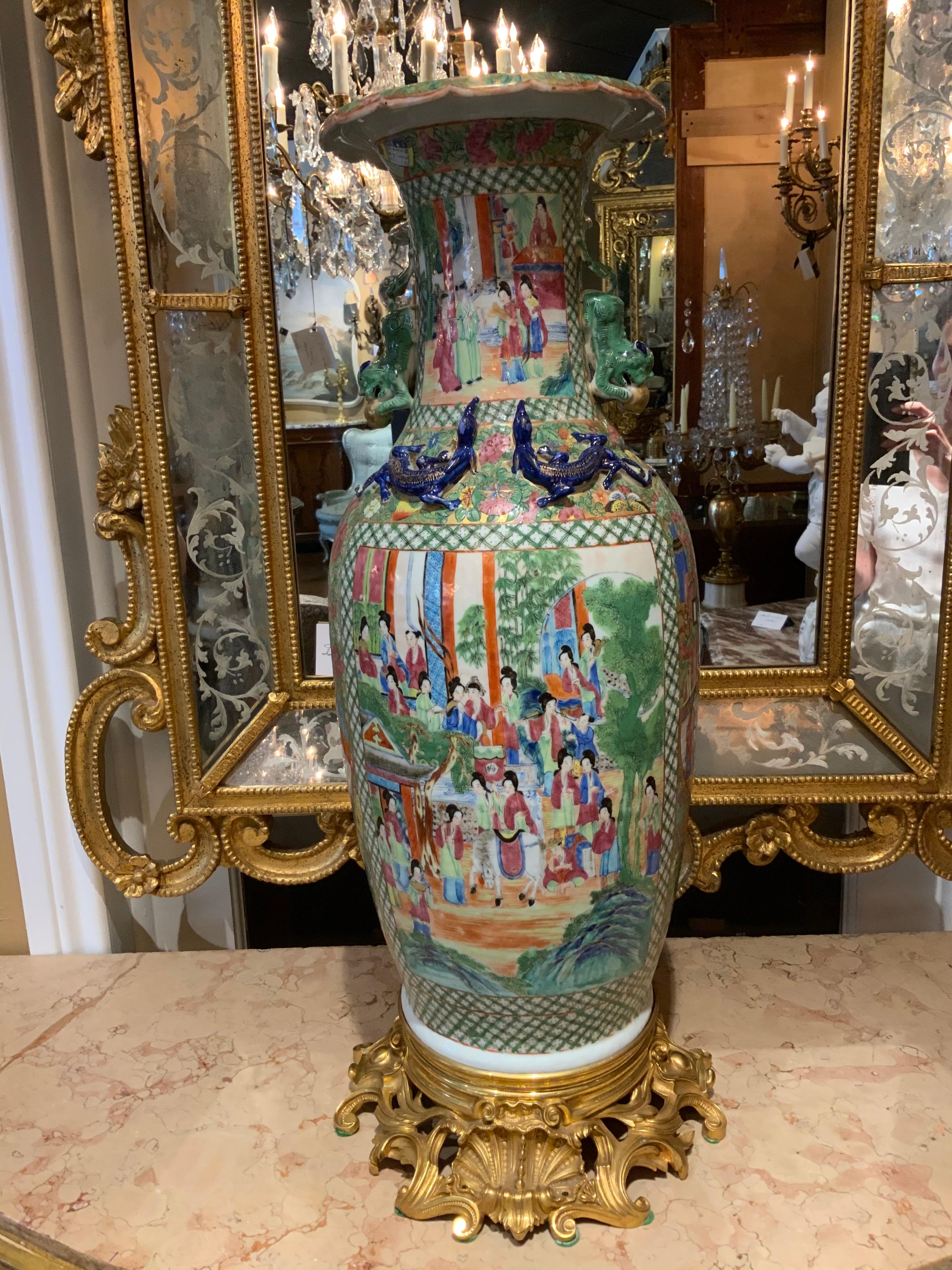 Paar große asiatische Rosenmedaillon-Vasen aus dem 19. Jahrhundert (Porzellan) im Angebot