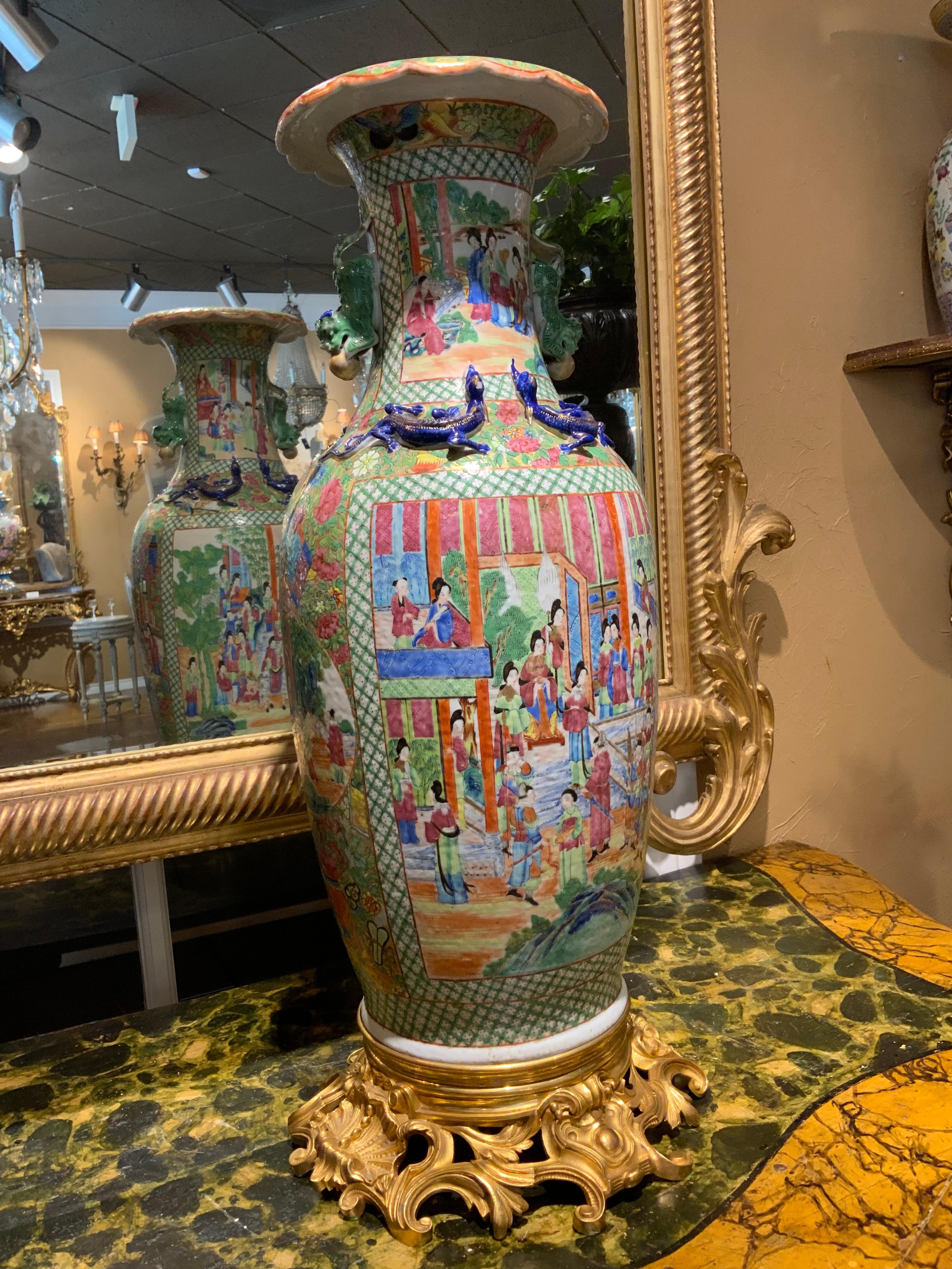 Paire de grands vases asiatiques à médaillons en forme de rose du 19ème siècle en vente 1