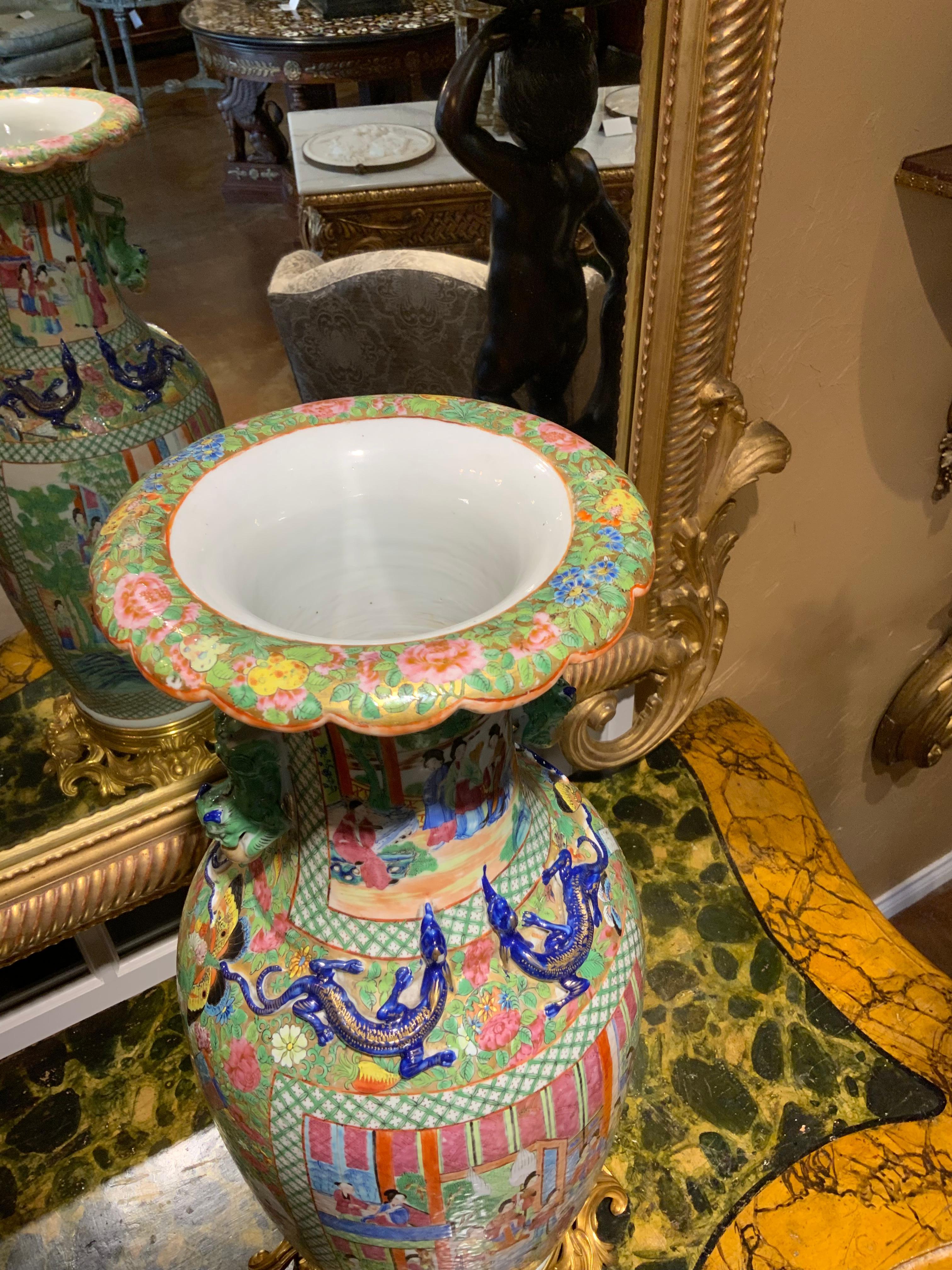 Paar große asiatische Rosenmedaillon-Vasen aus dem 19. Jahrhundert im Angebot 3