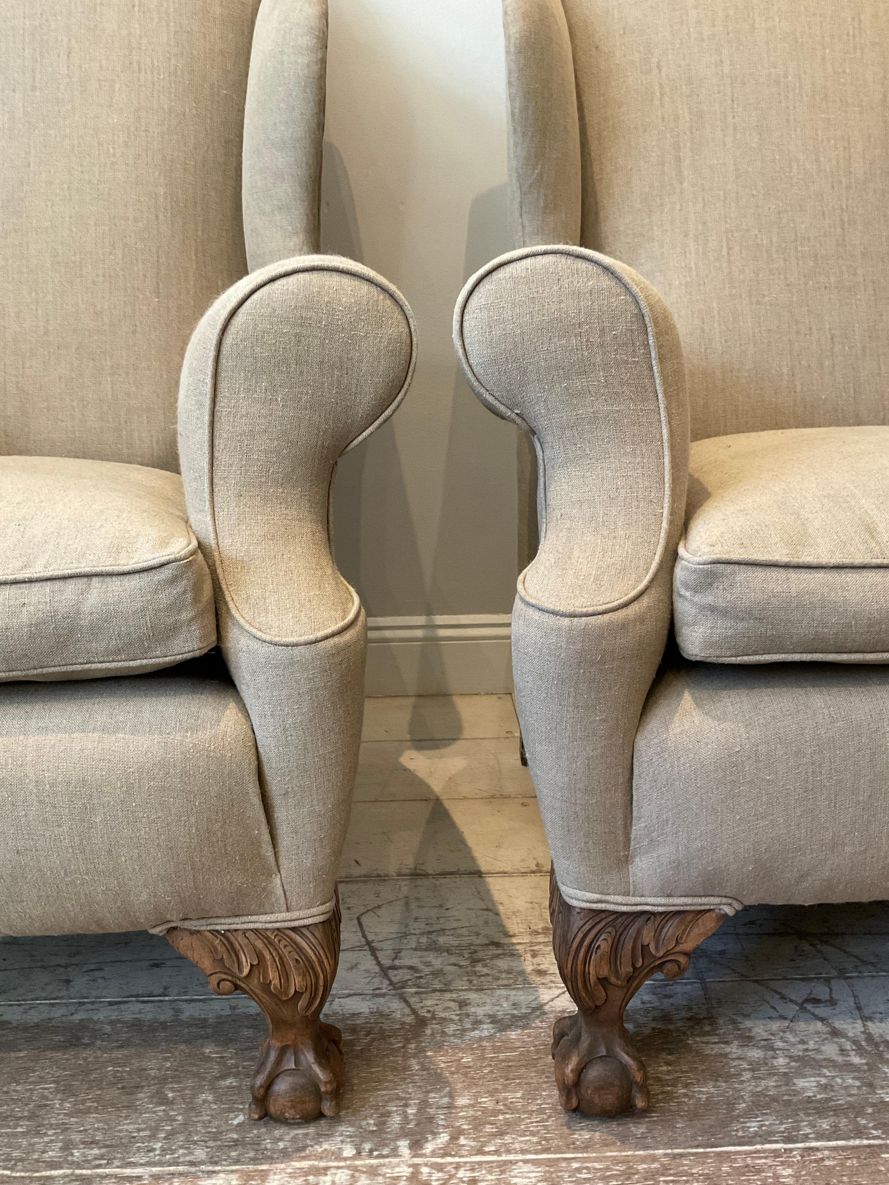 British Pair of Large 1920s English Wing Back Chairs Upholstered in Neutral Linen