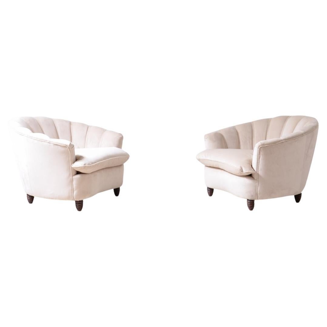 COD-2810
Gio Ponti (1891-1979)

Pair of large shell-shaped armchairs upholstered in fabric and turned feet.

Model designed for the furnishings of the Hotel Bristol in Merano.

Manifattura Casa & Giardino, ca. 1935