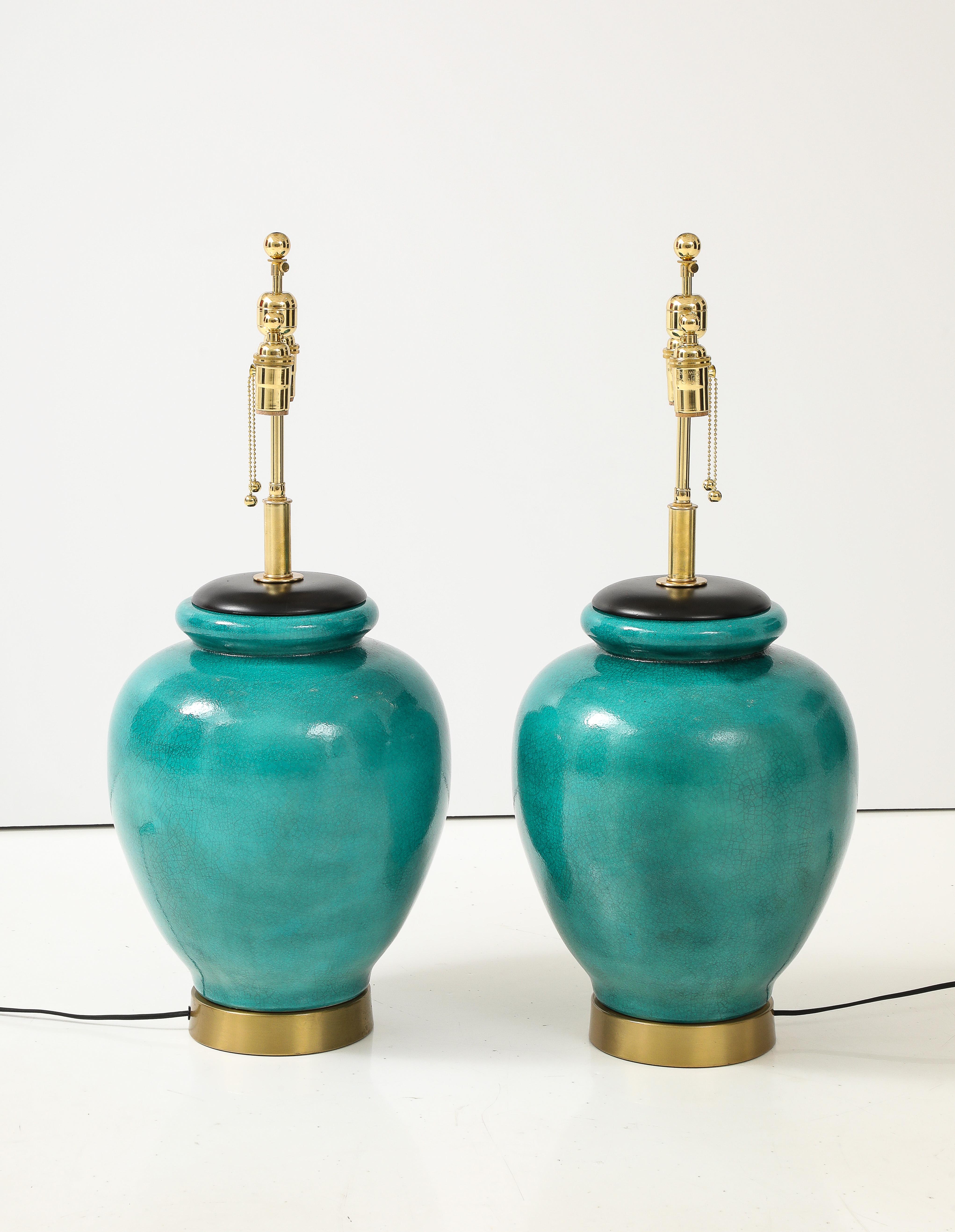 Mid-Century Modern Paire de  Grandes lampes en céramique des années 1950 avec une belle glaçure verte craquelée en vente