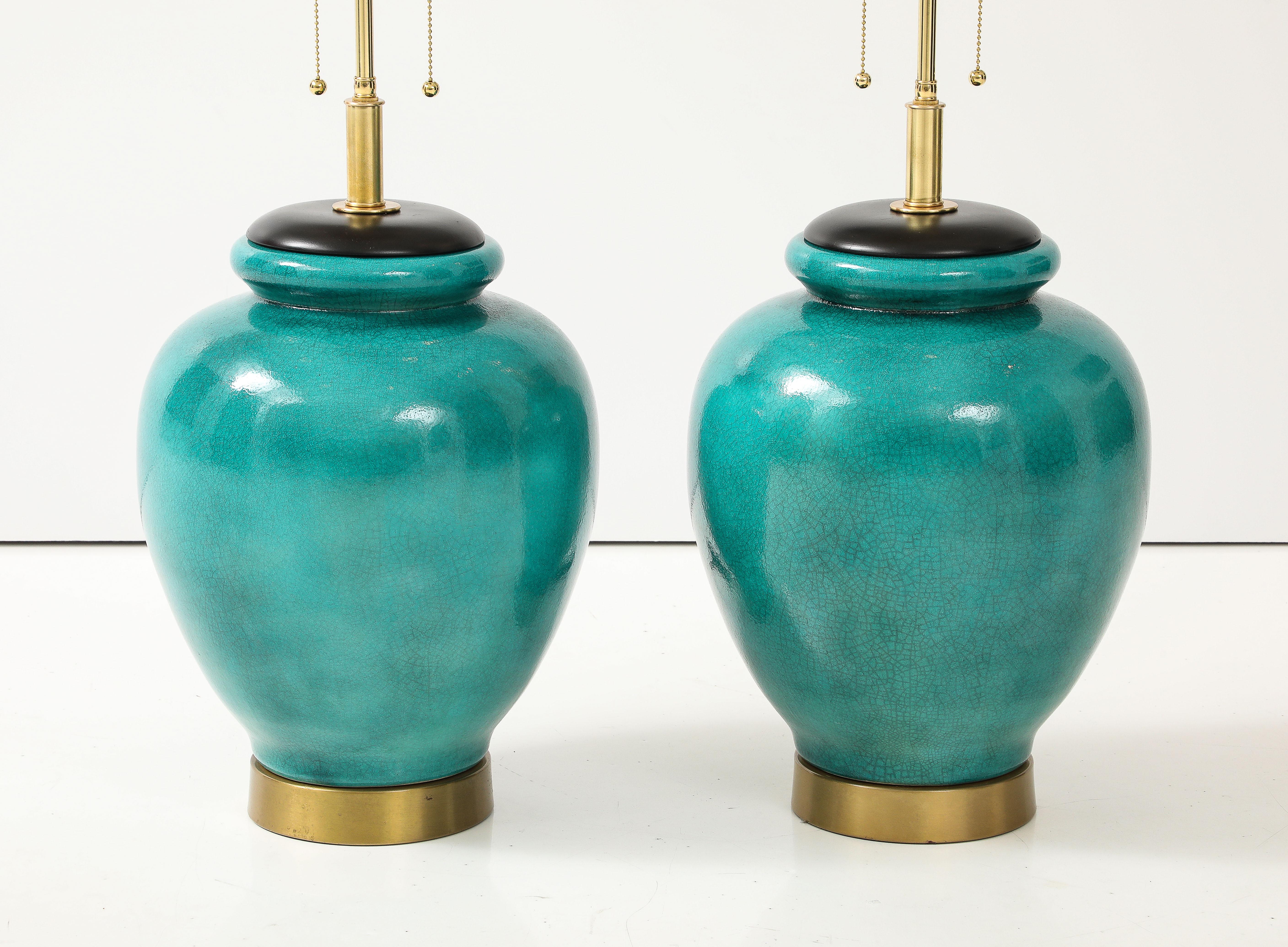 Américain Paire de  Grandes lampes en céramique des années 1950 avec une belle glaçure verte craquelée en vente