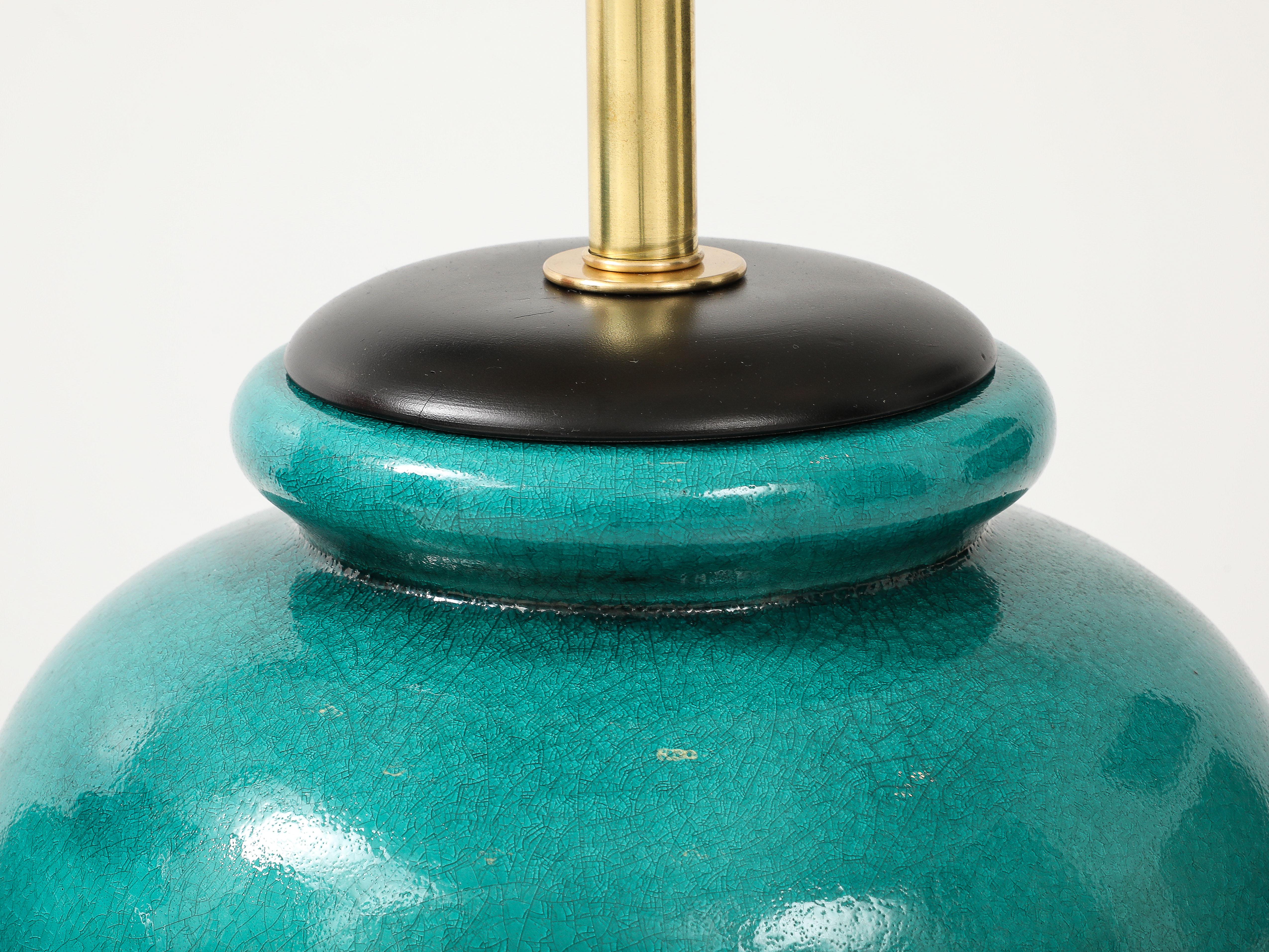 Milieu du XXe siècle Paire de  Grandes lampes en céramique des années 1950 avec une belle glaçure verte craquelée en vente