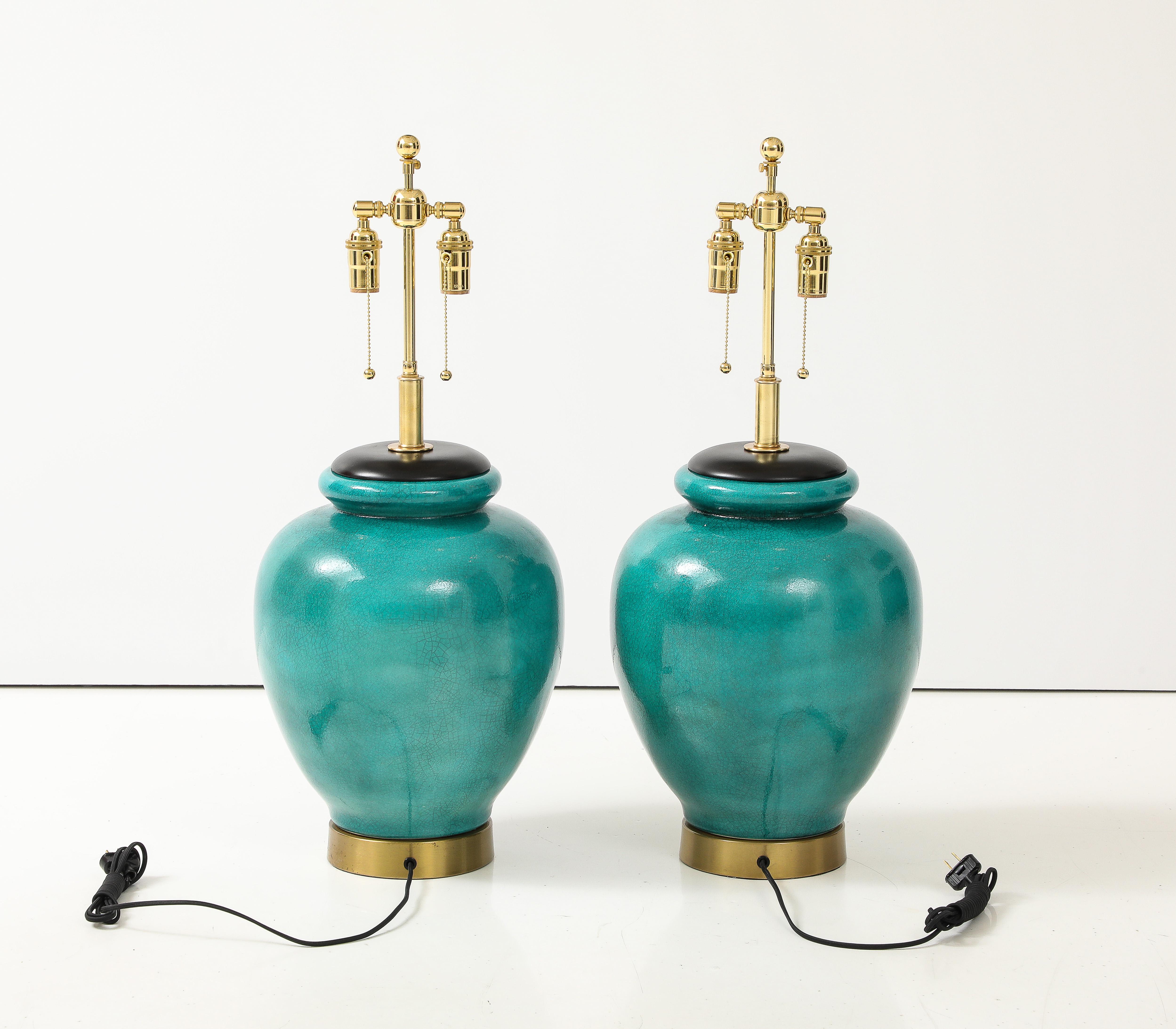 Paire de  Grandes lampes en céramique des années 1950 avec une belle glaçure verte craquelée en vente 2