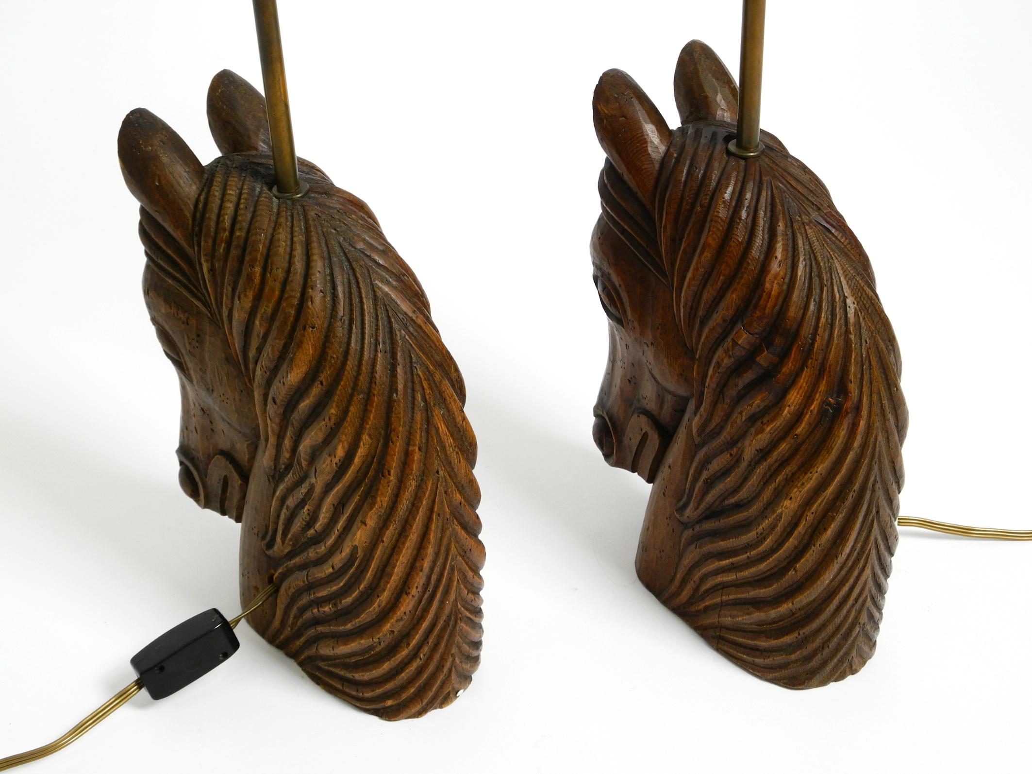 Pair of large 1950s hand carved horse head table lamps made solid stained pine In Good Condition In München, DE