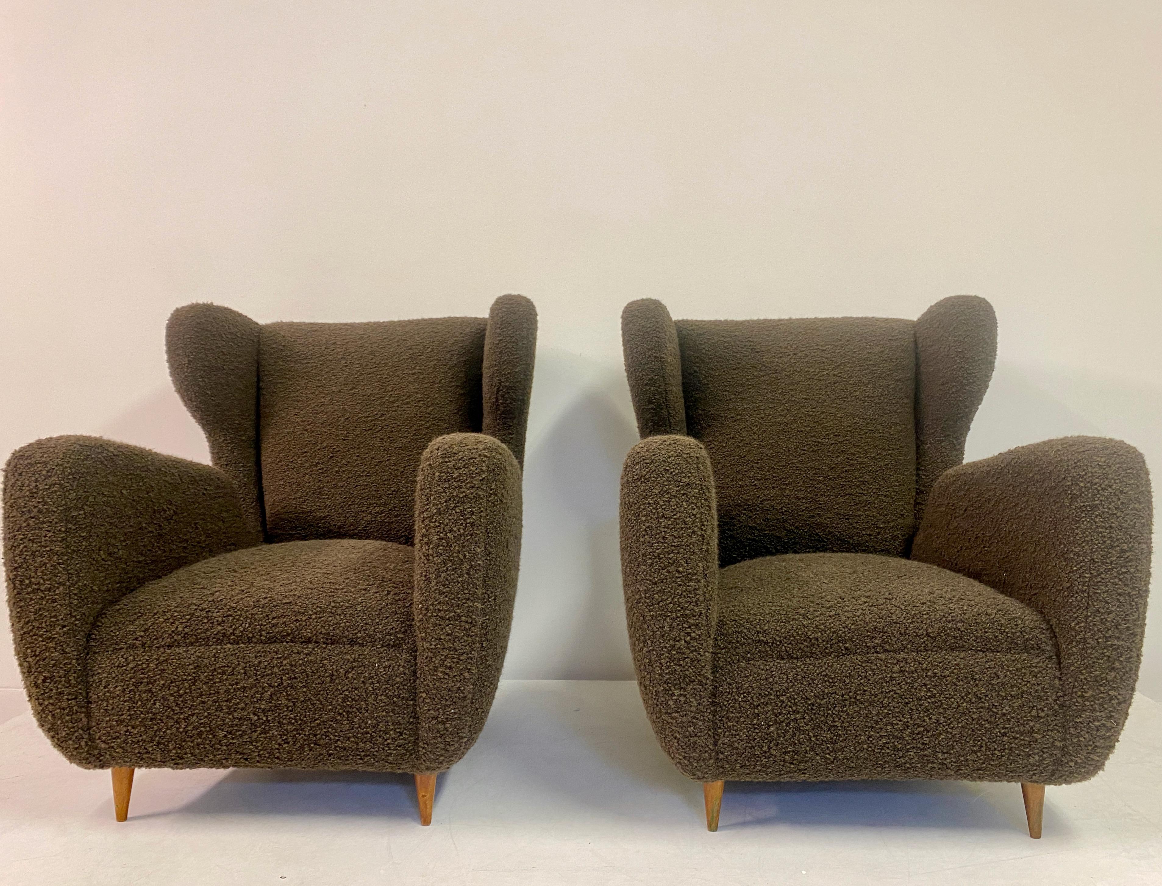 Pair of armchairs

Large size

New Designers Guild chocolate boucle

Turned wooden legs

Well made frame

Seat height 42cm

Italy 1950s.