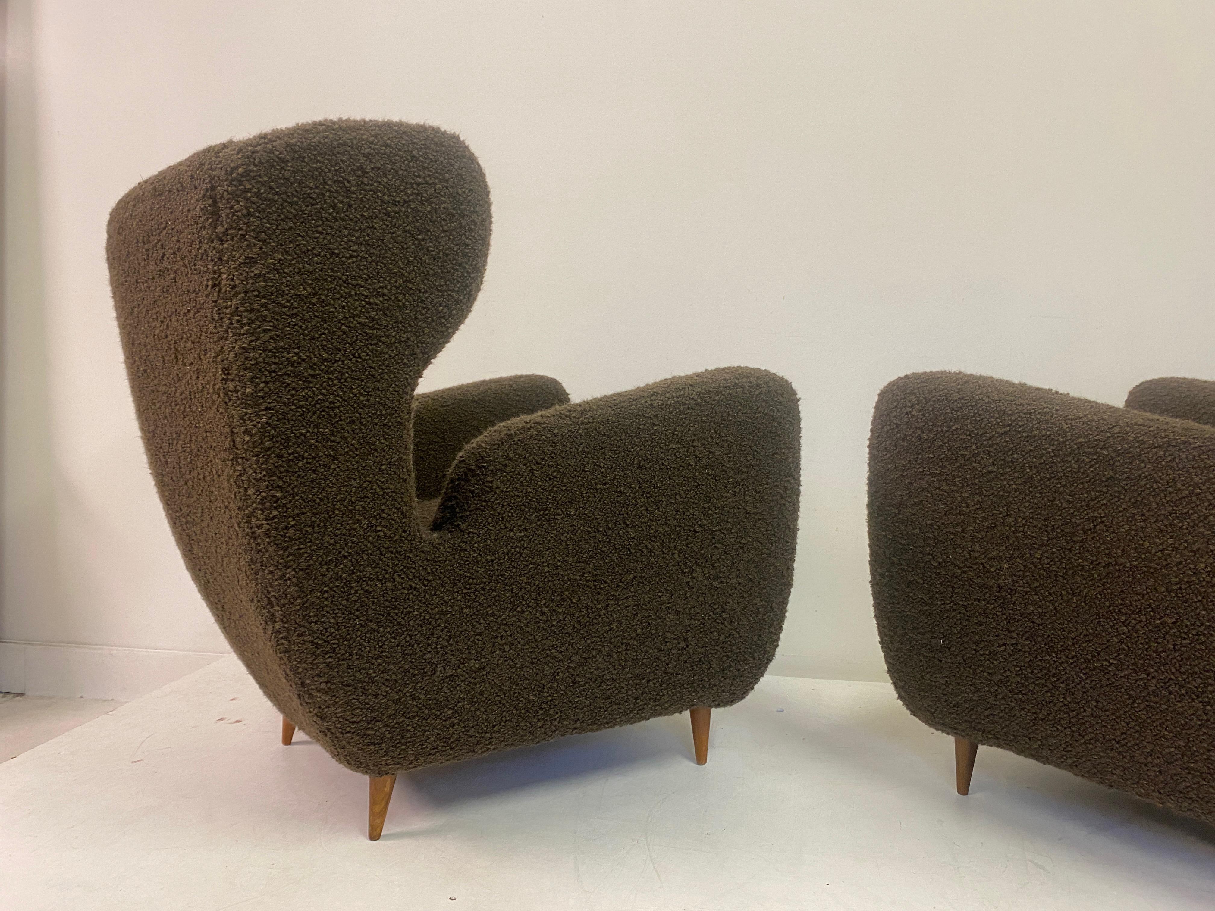 Pair of Large 1950s Italian Armchairs in Chocolate Bouclé For Sale 1