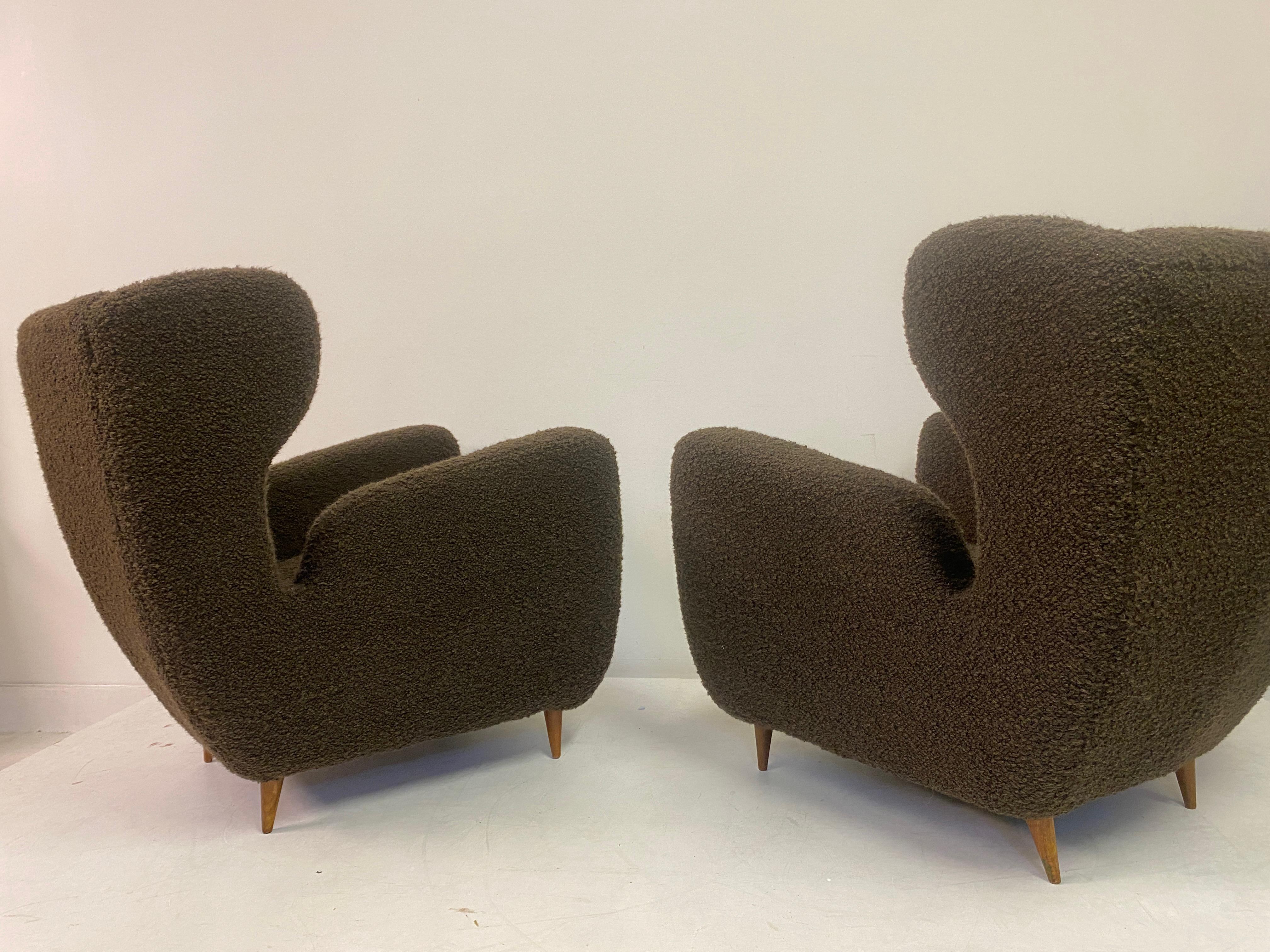 Paire de grands fauteuils italiens des années 1950 en bouclette de chocolat en vente 2