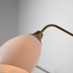 Coppia di grandi lampade da parete in ottone e vetro opalino italiane degli anni '50