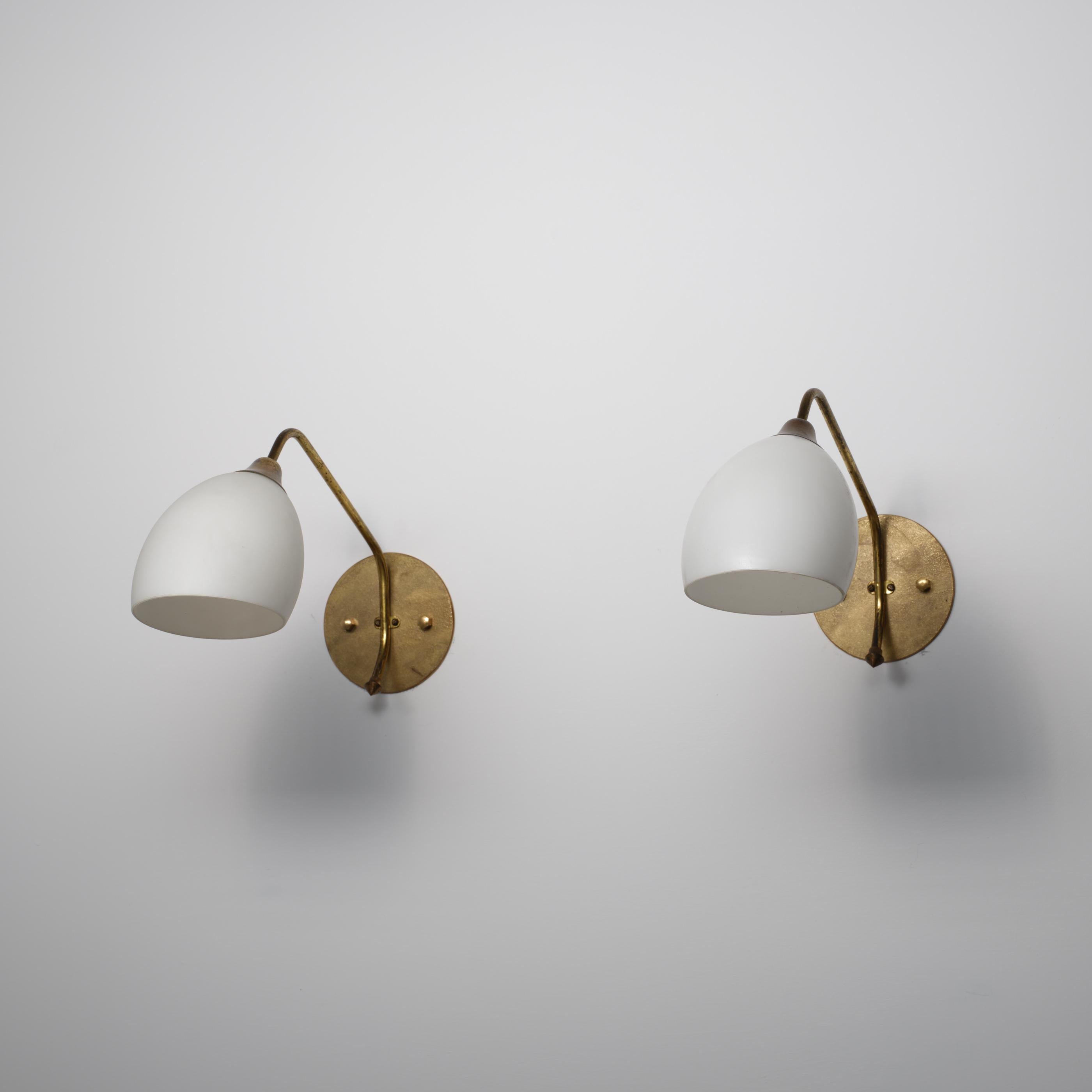 Pair of Large 1950s Italian Brass and Opaline Glass Wall Sconces In Good Condition For Sale In Rome, IT