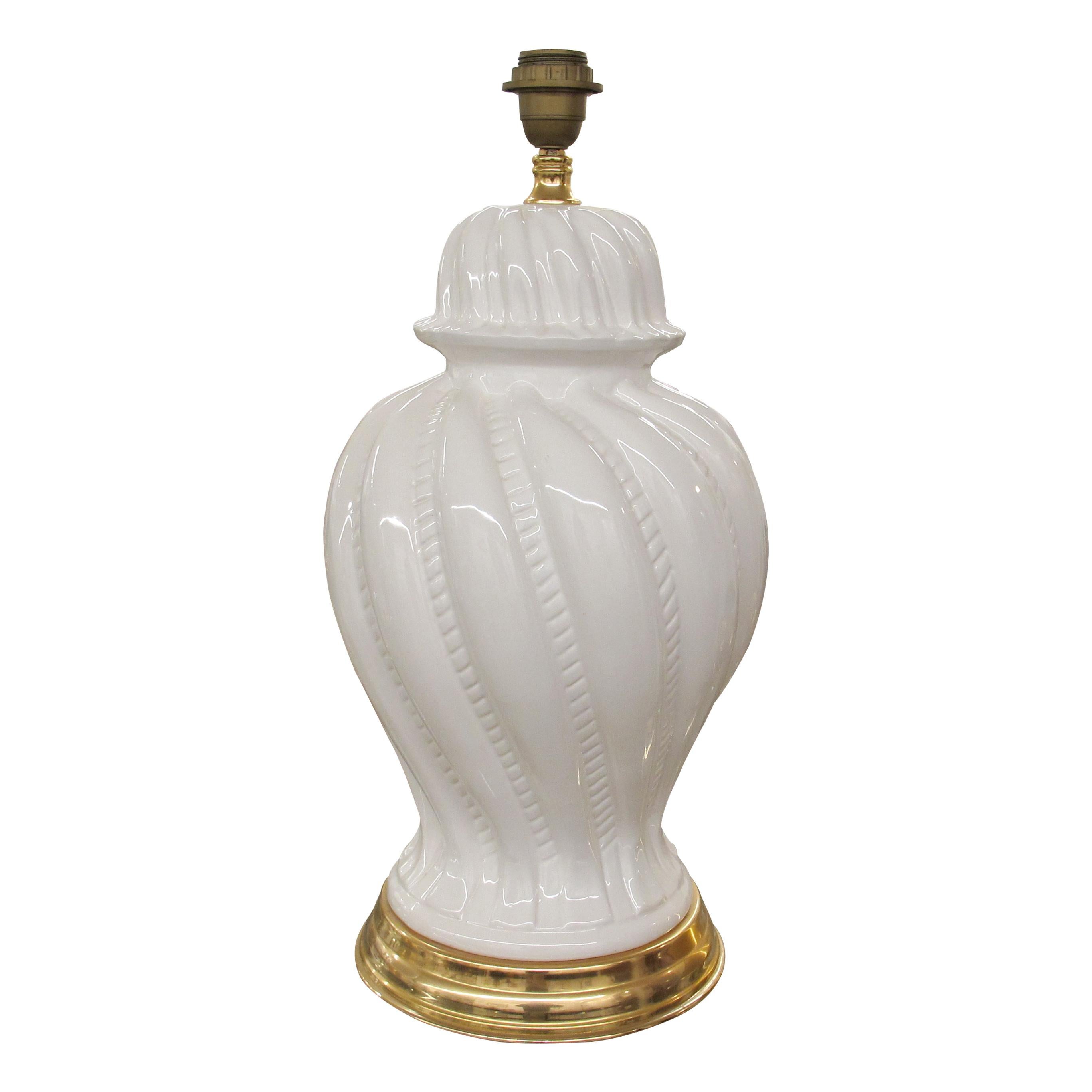 Vernissé Paire de grandes lampes de table italiennes des années 1950 en céramique émaillée blanche en vente