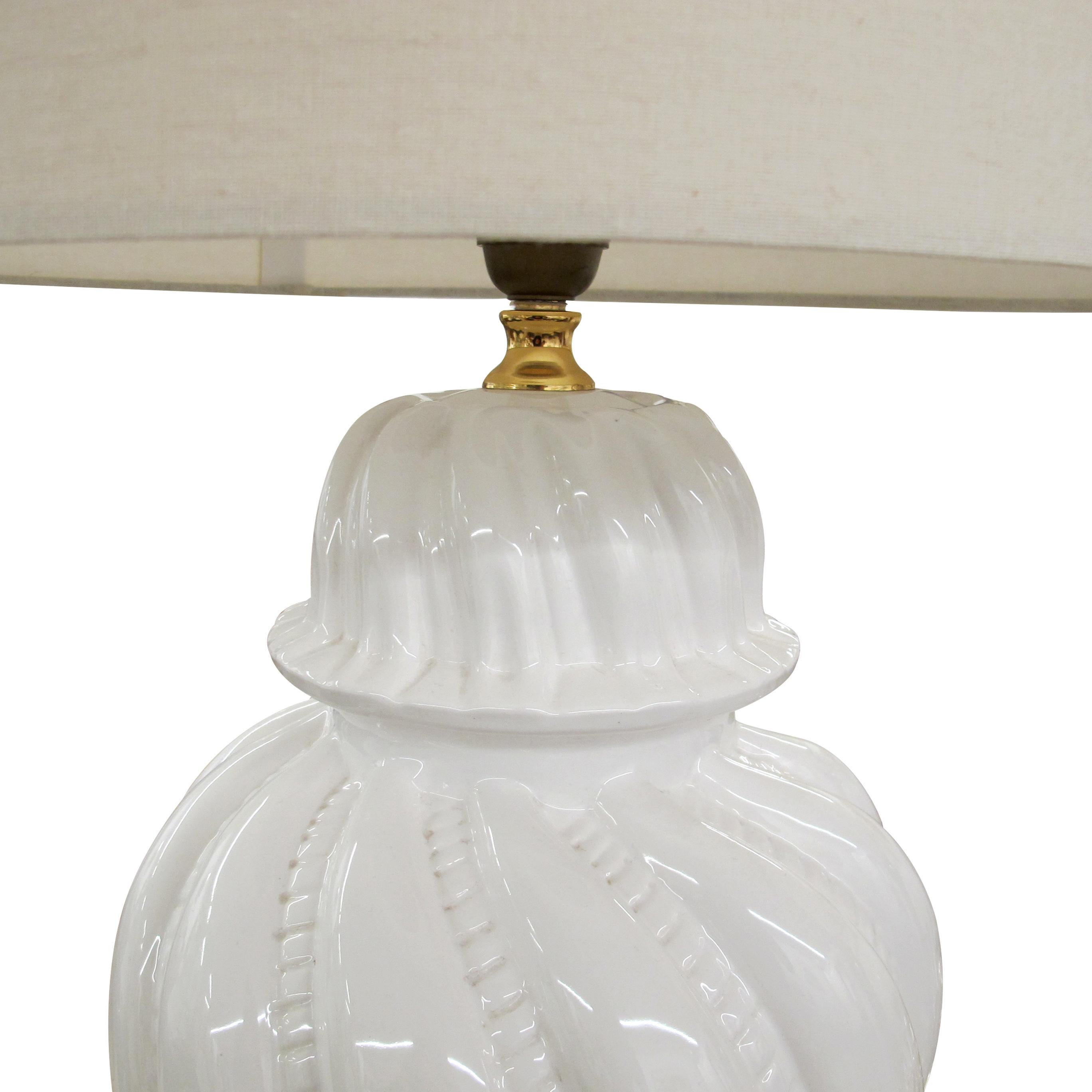 Paire de grandes lampes de table italiennes des années 1950 en céramique émaillée blanche Bon état - En vente à London, GB