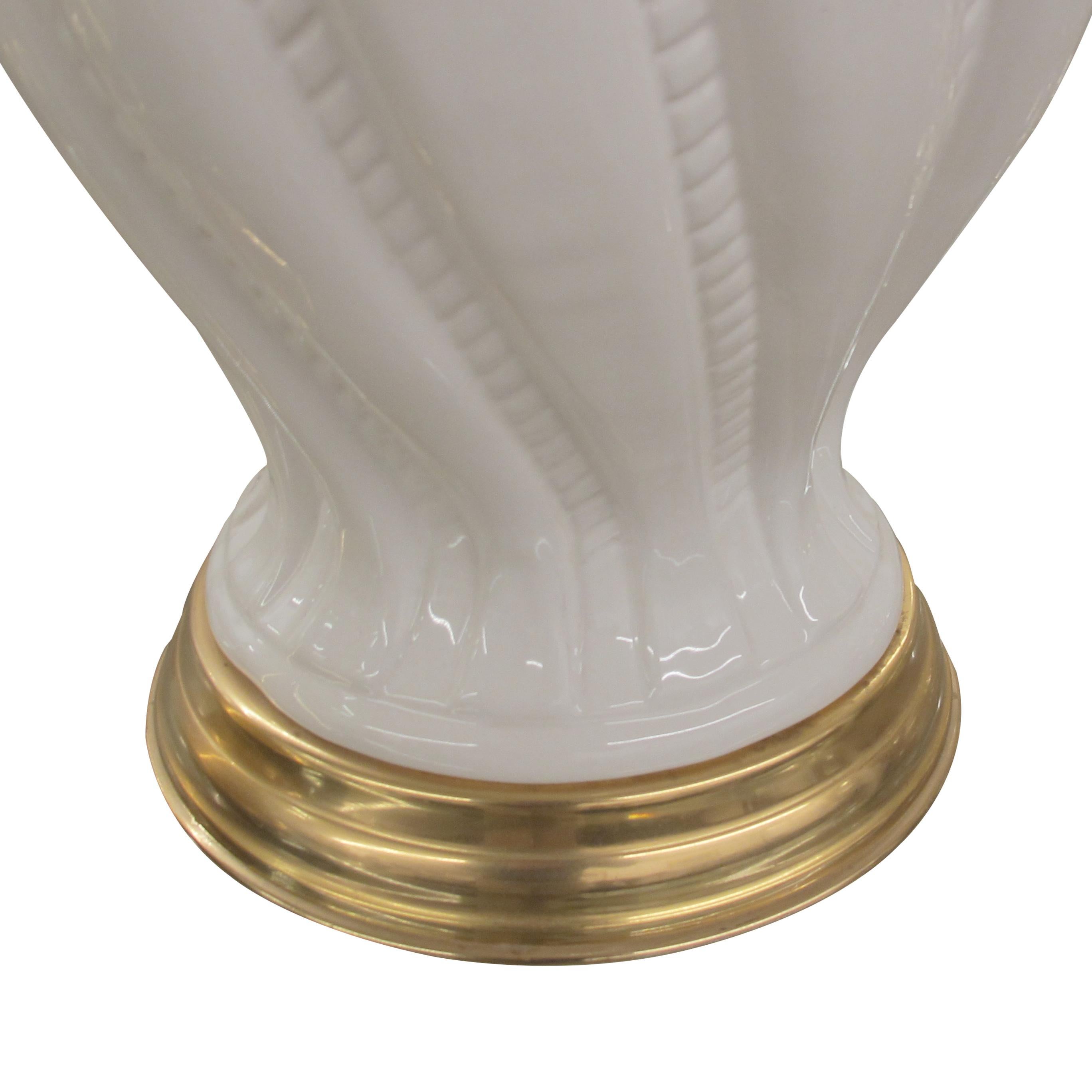 Milieu du XXe siècle Paire de grandes lampes de table italiennes des années 1950 en céramique émaillée blanche en vente