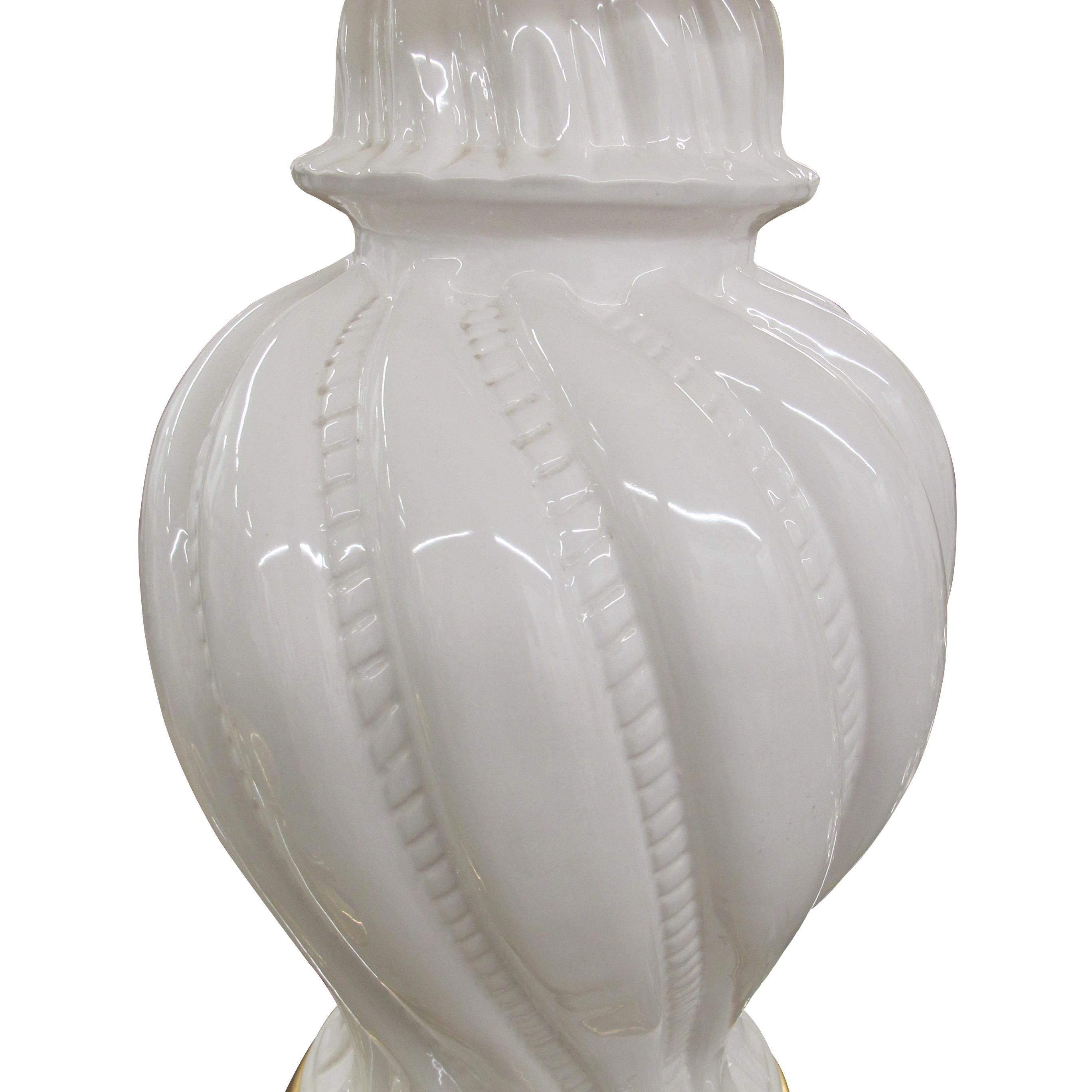 Métal Paire de grandes lampes de table italiennes des années 1950 en céramique émaillée blanche en vente