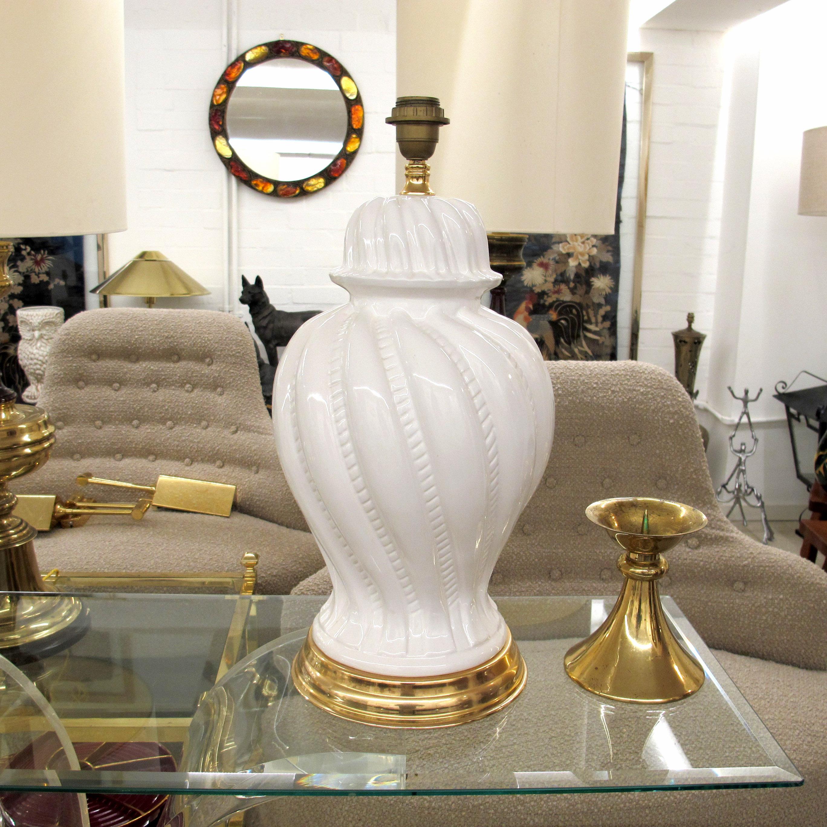 Paire de grandes lampes de table italiennes des années 1950 en céramique émaillée blanche en vente 2
