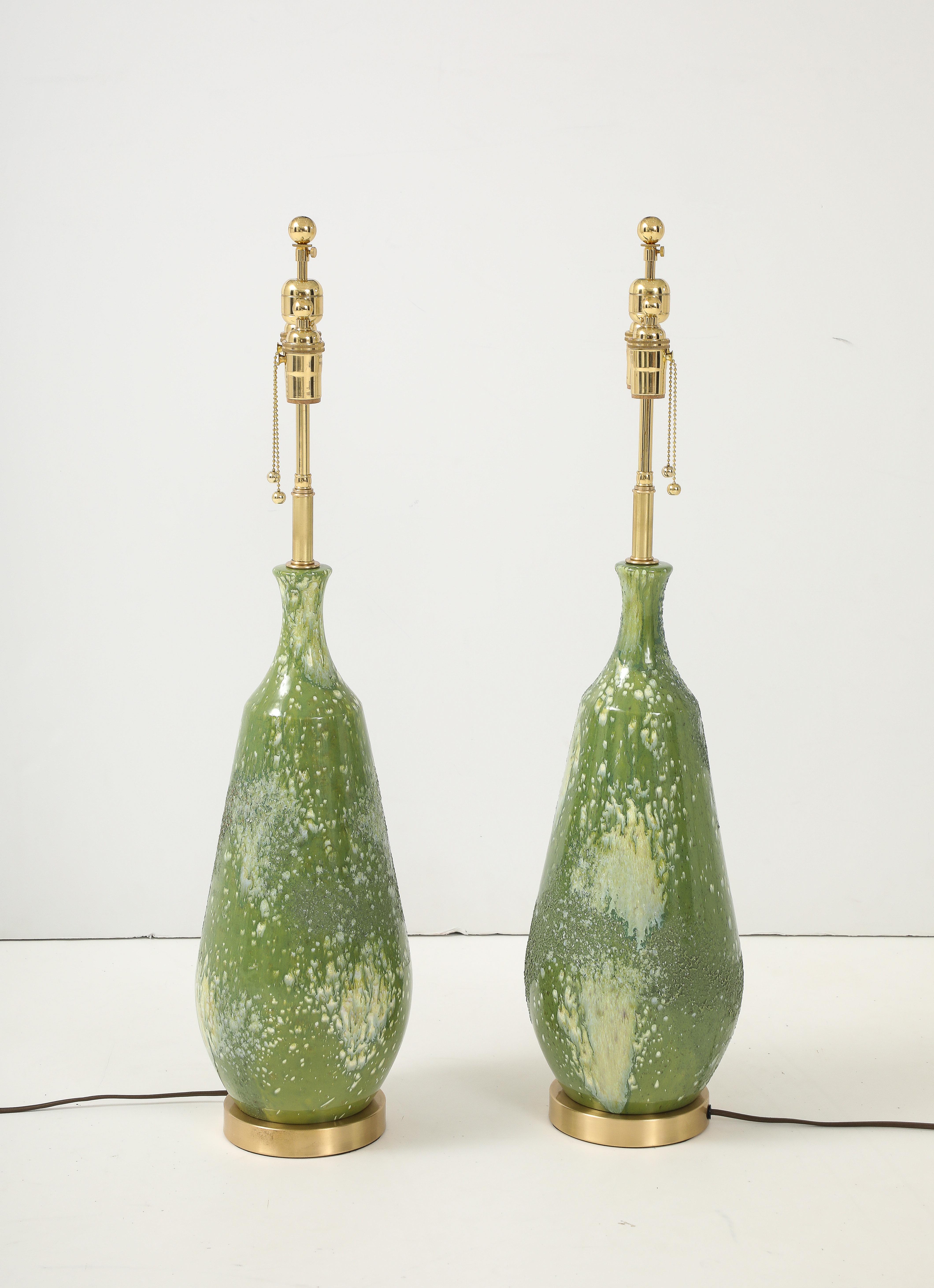 Zwei große Keramiklampen aus den 1960er Jahren mit einer strukturierten Avocado-Grün-Glasur. (Moderne der Mitte des Jahrhunderts) im Angebot