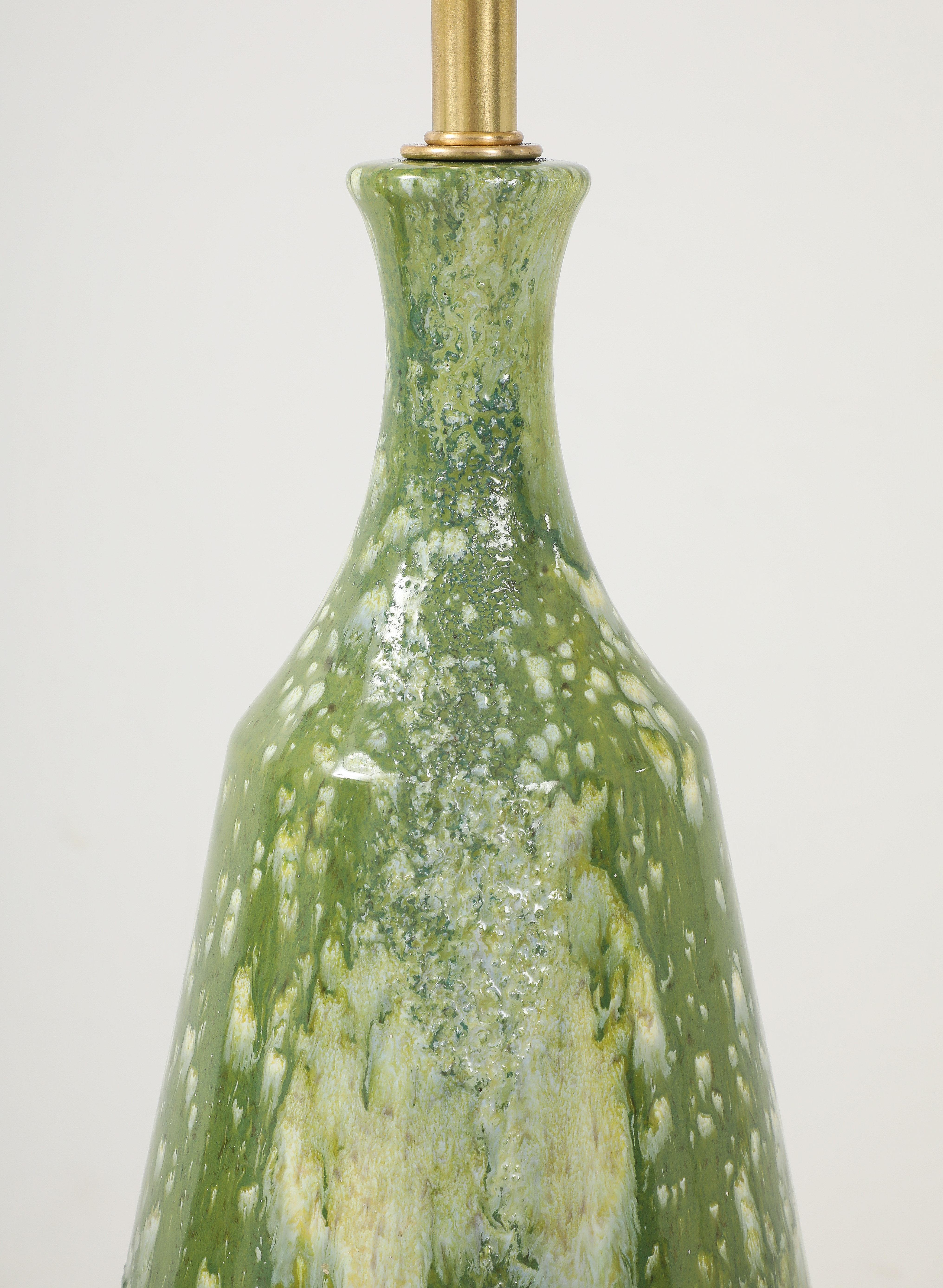 Zwei große Keramiklampen aus den 1960er Jahren mit einer strukturierten Avocado-Grün-Glasur. (Mitte des 20. Jahrhunderts) im Angebot