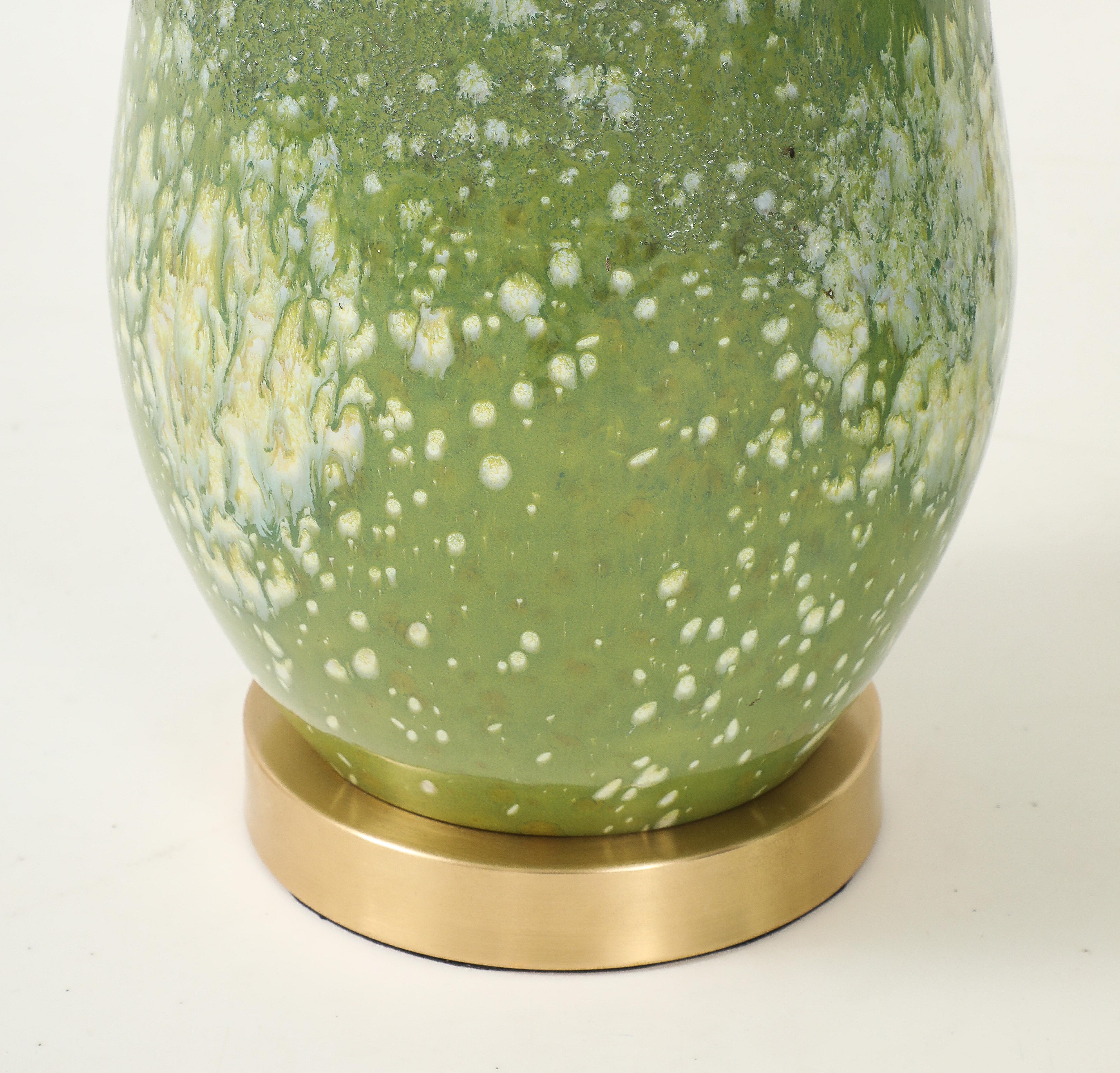 Zwei große Keramiklampen aus den 1960er Jahren mit einer strukturierten Avocado-Grün-Glasur. (Messing) im Angebot