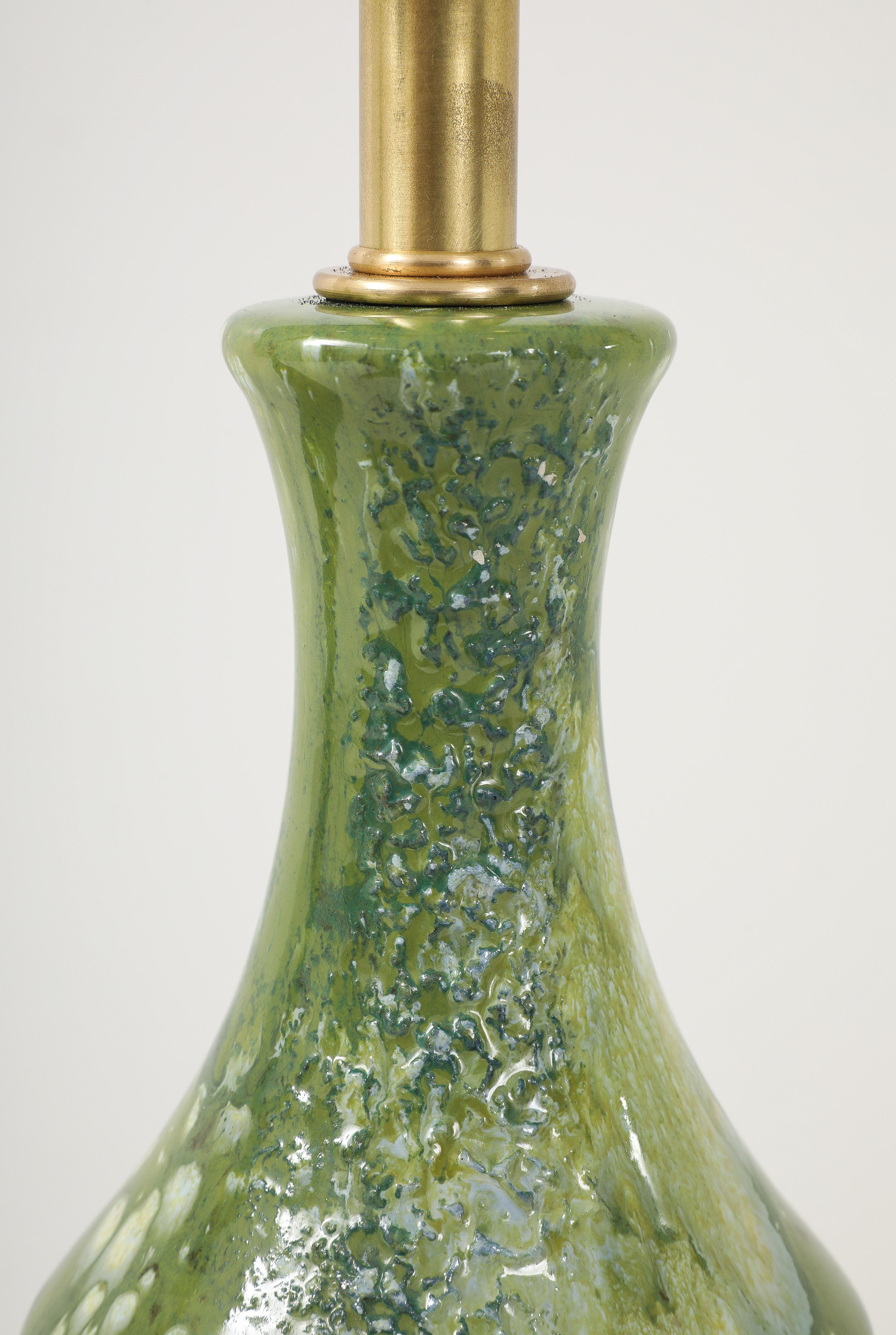 Zwei große Keramiklampen aus den 1960er Jahren mit einer strukturierten Avocado-Grün-Glasur. im Angebot 1