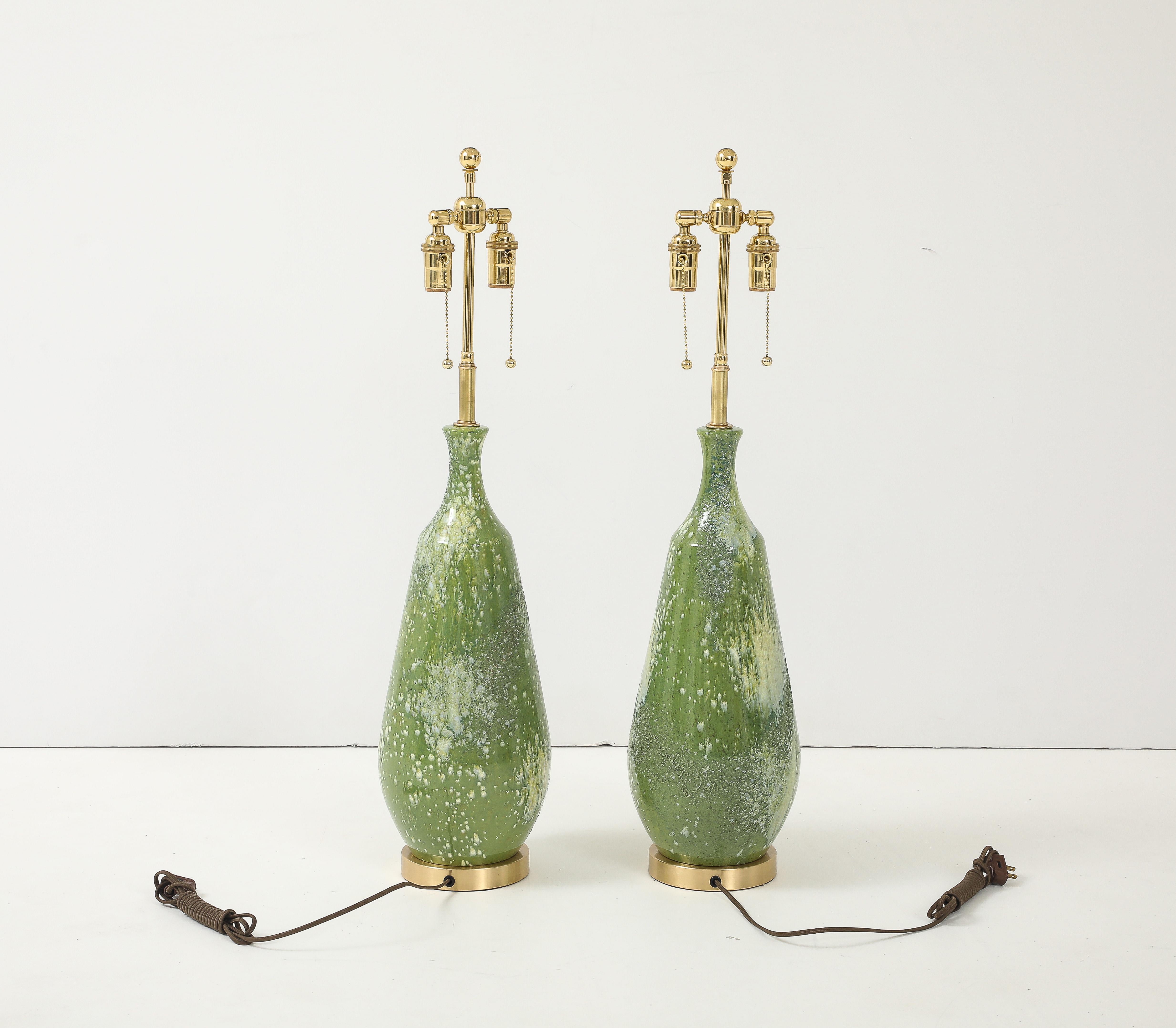 Zwei große Keramiklampen aus den 1960er Jahren mit einer strukturierten Avocado-Grün-Glasur. im Angebot 2
