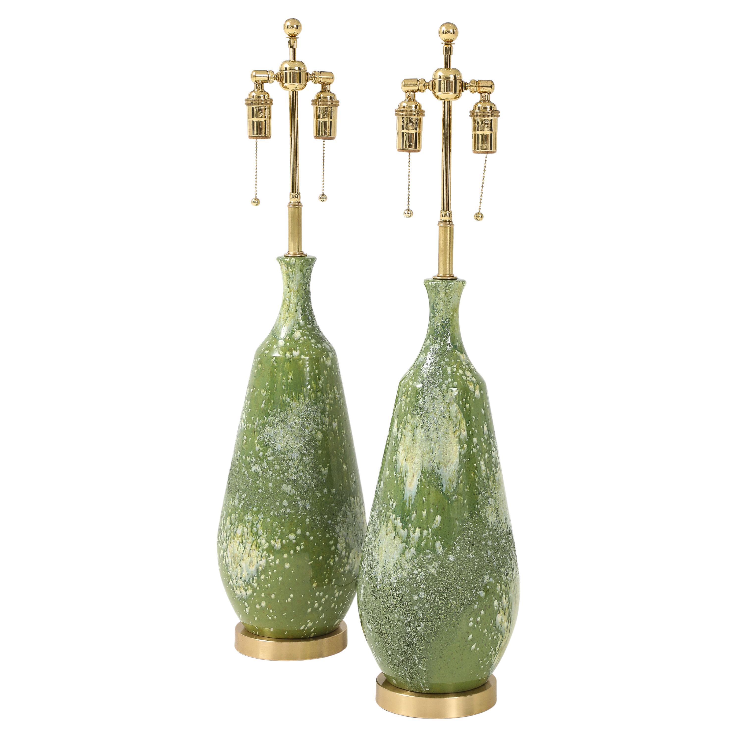 Zwei große Keramiklampen aus den 1960er Jahren mit einer strukturierten Avocado-Grün-Glasur.