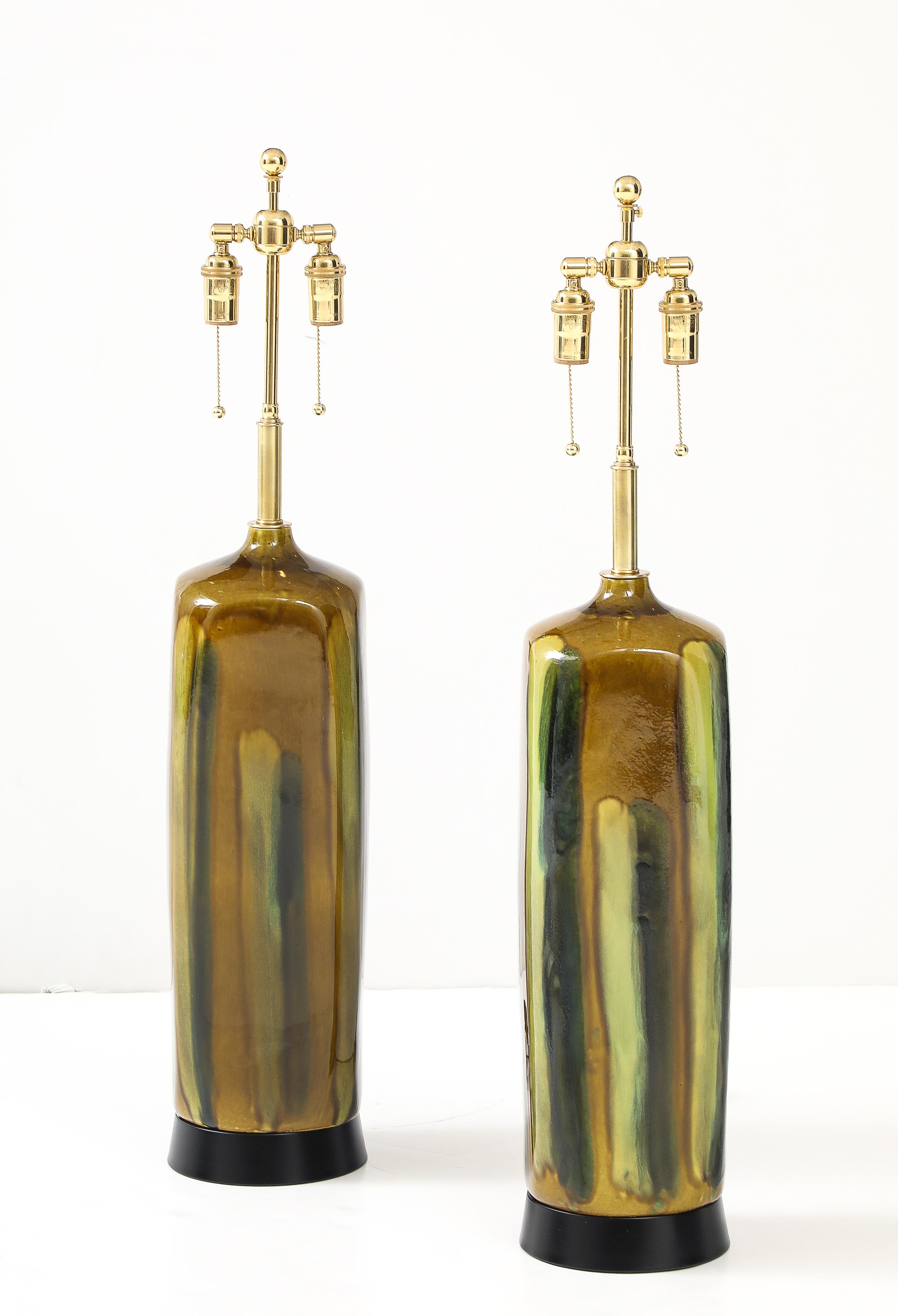 Merveilleuse paire de lampes en céramique italienne des années 1960, avec une belle finition de glaçure goutte à goutte.
Les grands corps de lampe en céramique présentent un motif de glaçure goutte à goutte dans les tons verts et bruns.
Les lampes 