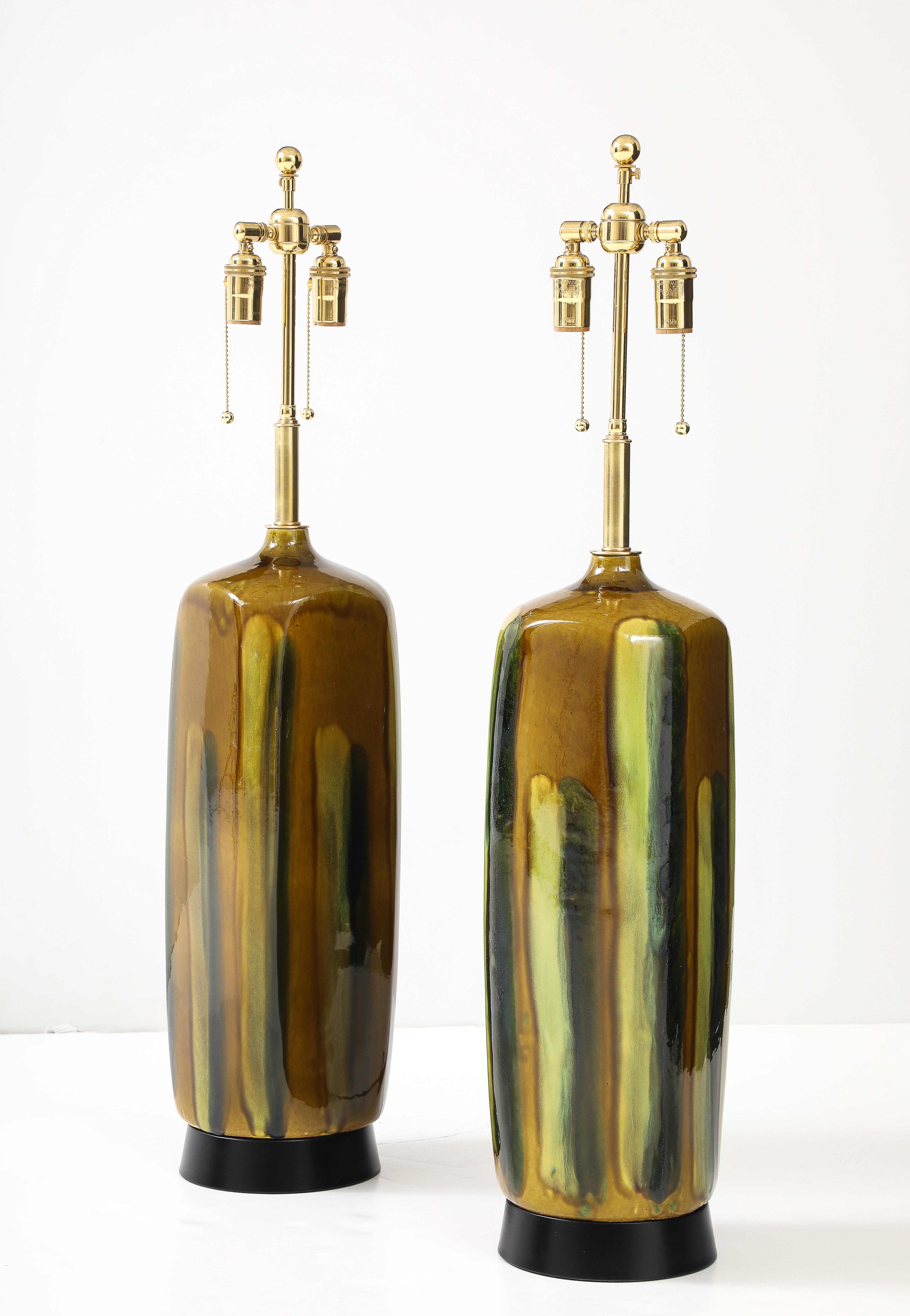 Paire de grandes lampes en céramique émaillée italienne des années 1960. Excellent état - En vente à New York, NY