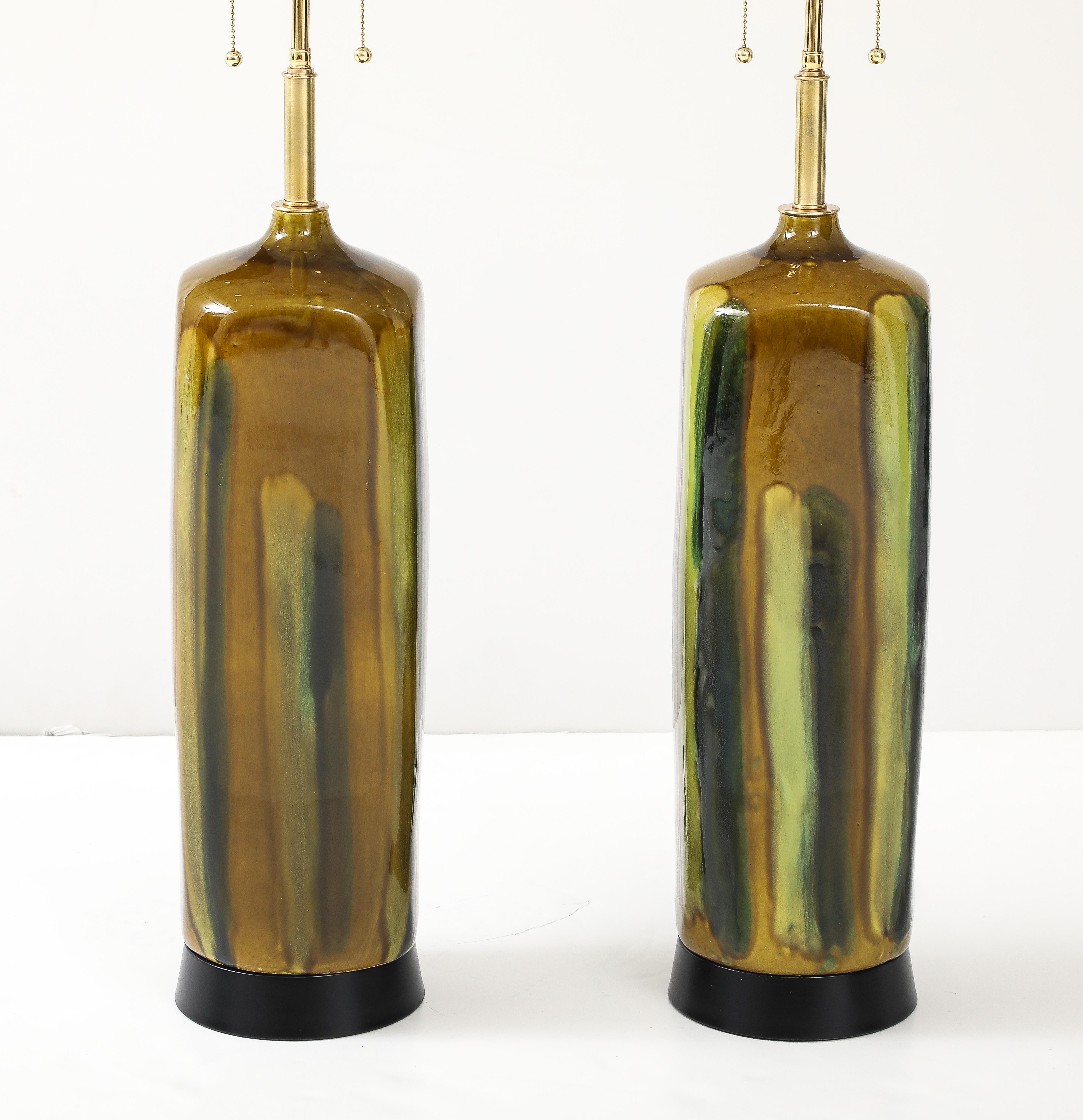 Laiton Paire de grandes lampes en céramique émaillée italienne des années 1960. en vente