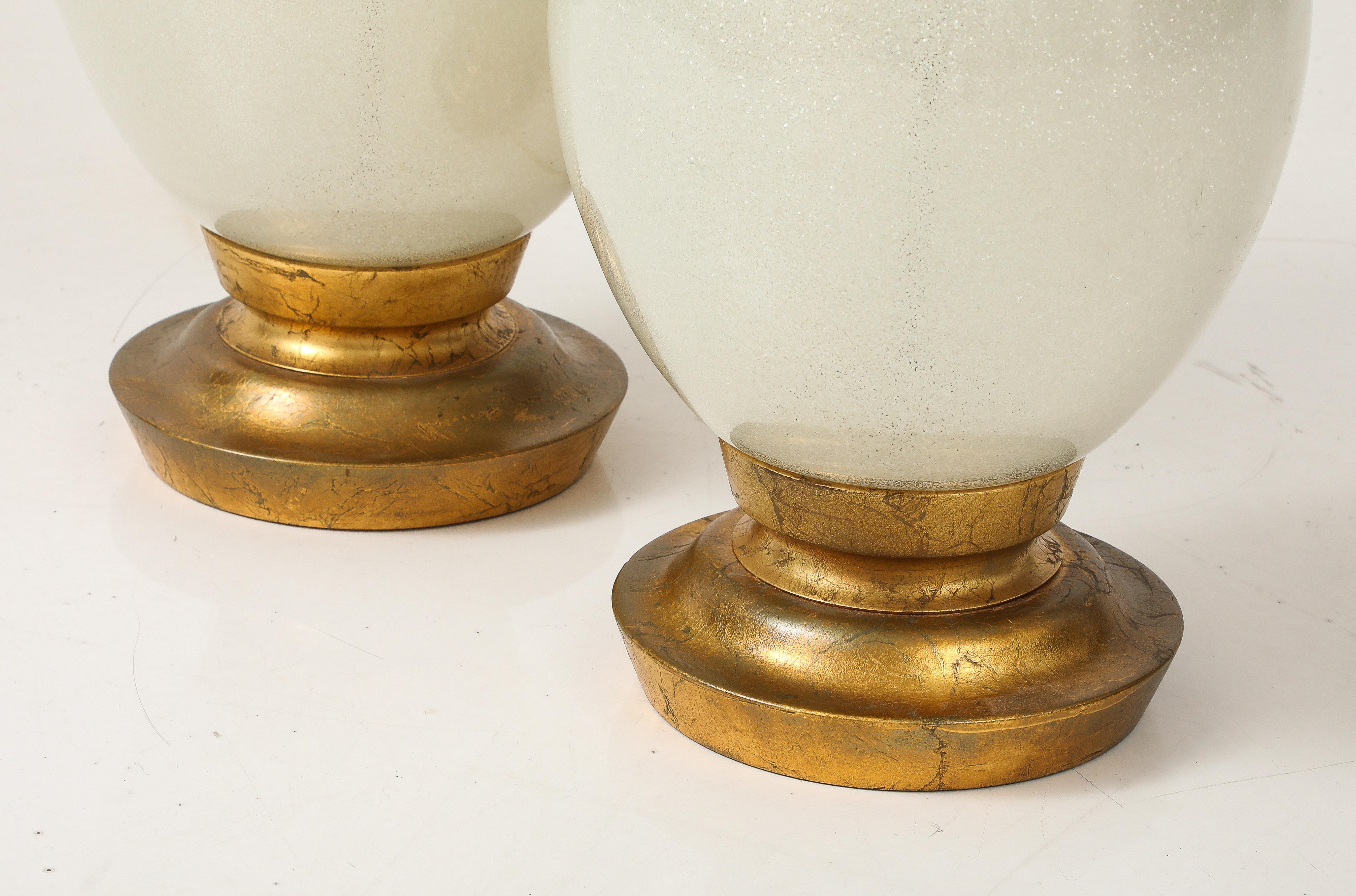 Milieu du XXe siècle Paire de grandes lampes en verre de Murano des années 1960 par Marble Lamp Company en vente