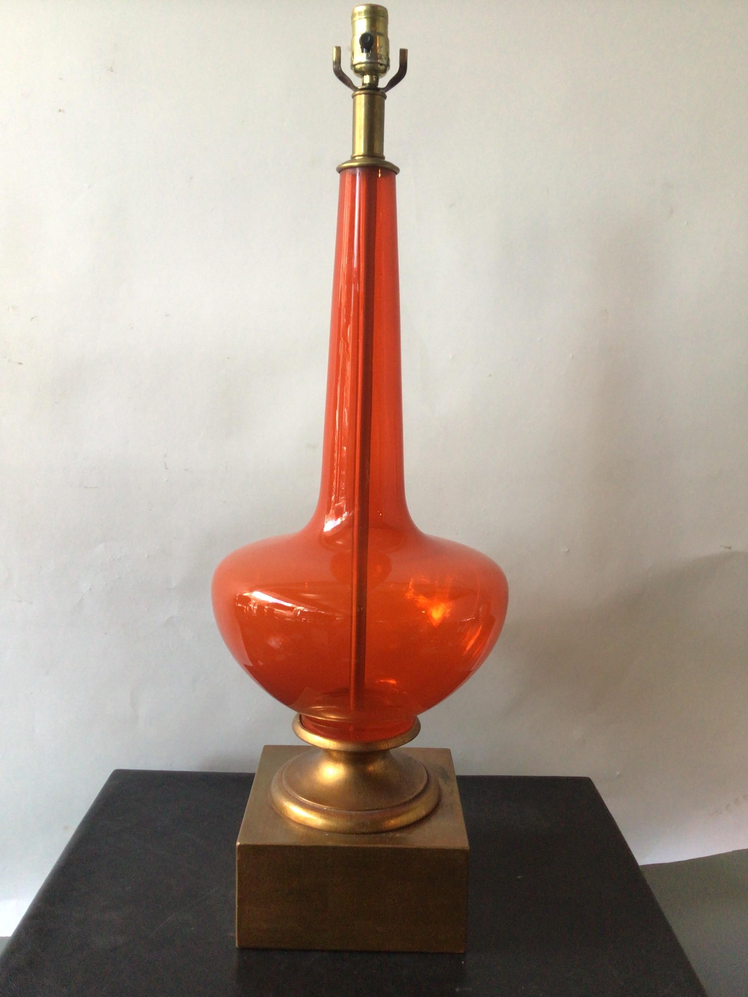 Paire de grandes lampes de Murano orange des années 1960 sur socle en bois doré Bon état - En vente à Tarrytown, NY