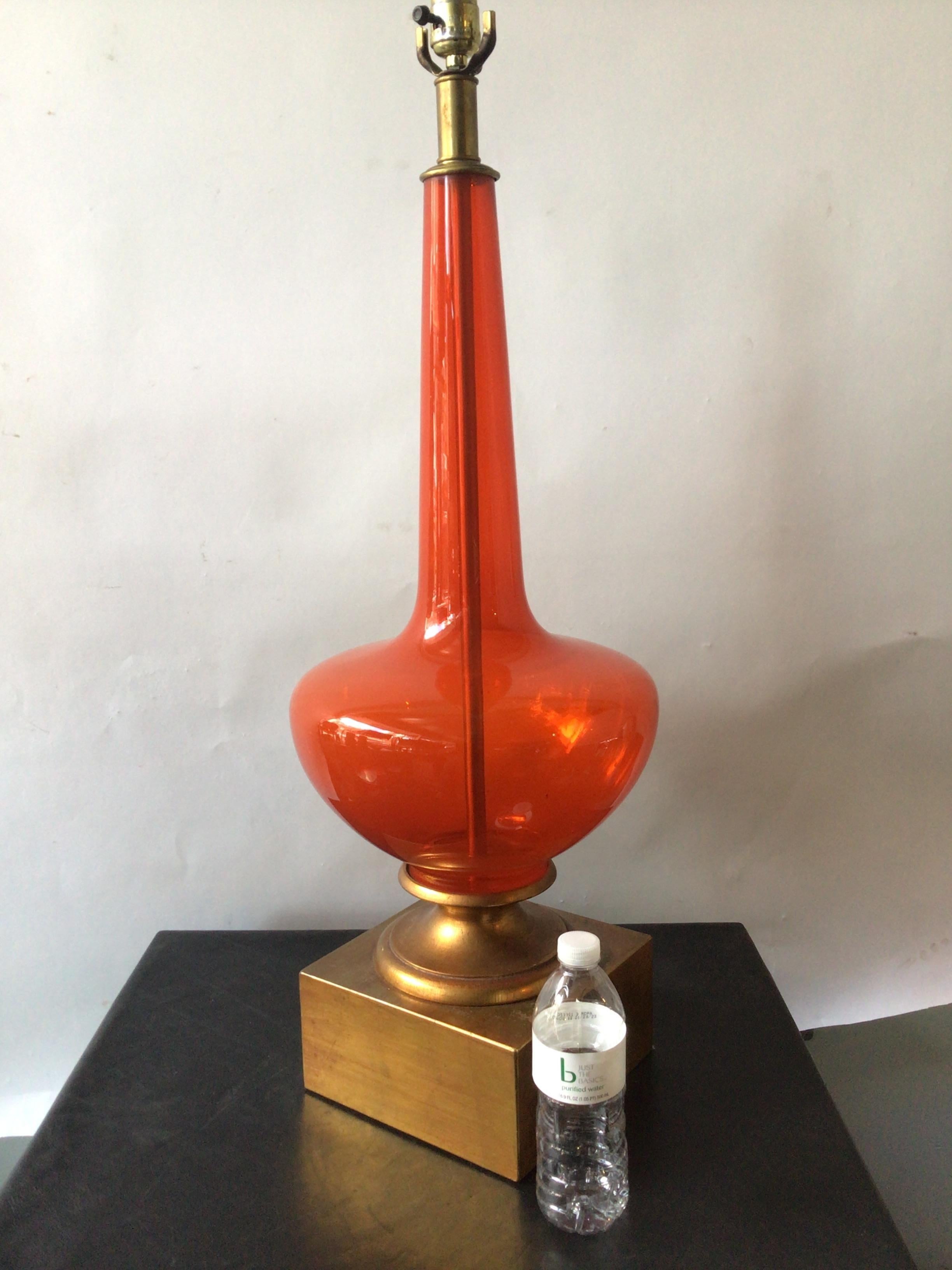 Milieu du XXe siècle Paire de grandes lampes de Murano orange des années 1960 sur socle en bois doré en vente